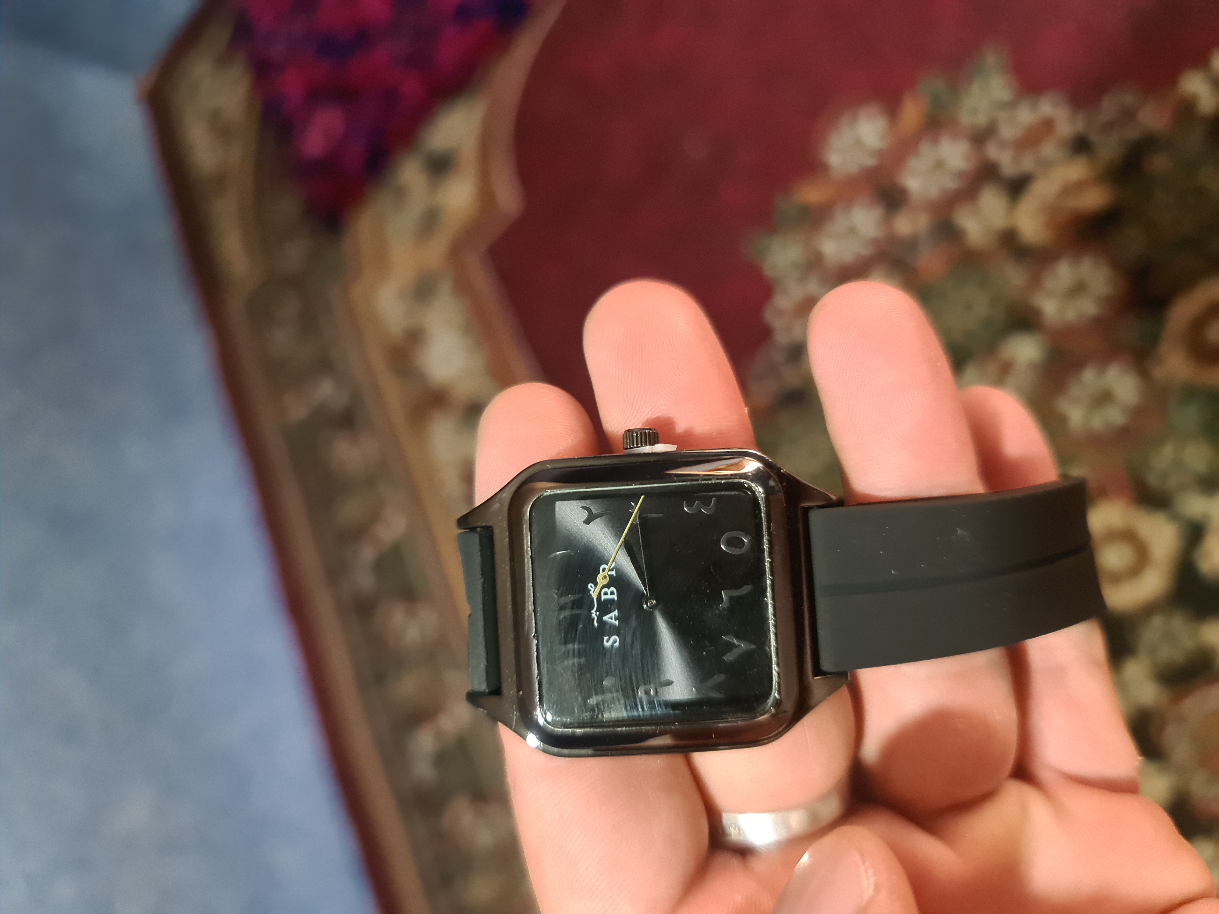 SABR – Erkaklar uchun arab raqamli kvadrat soat, ko‘k rangda, premium dizayn