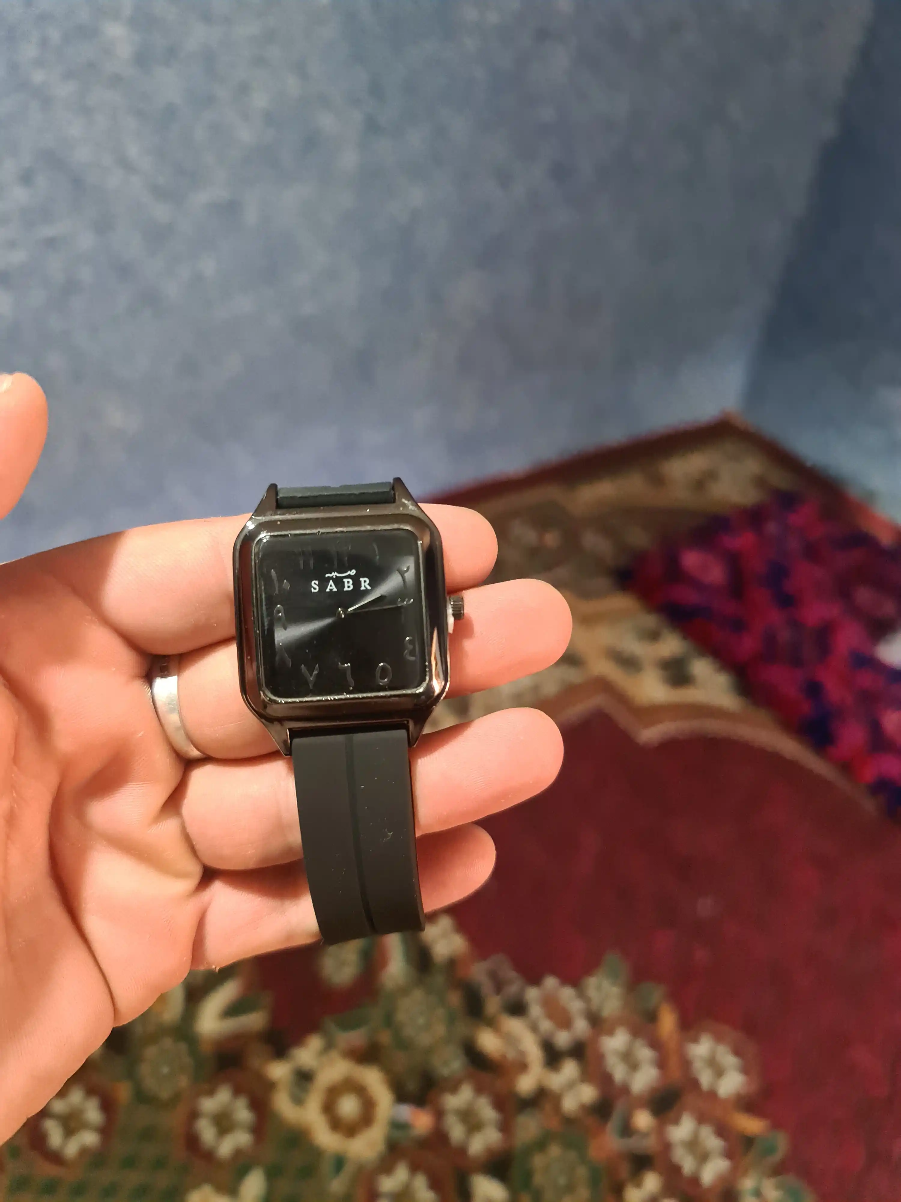 SABR – Erkaklar uchun arab raqamli kvadrat soat, ko‘k rangda, premium dizayn