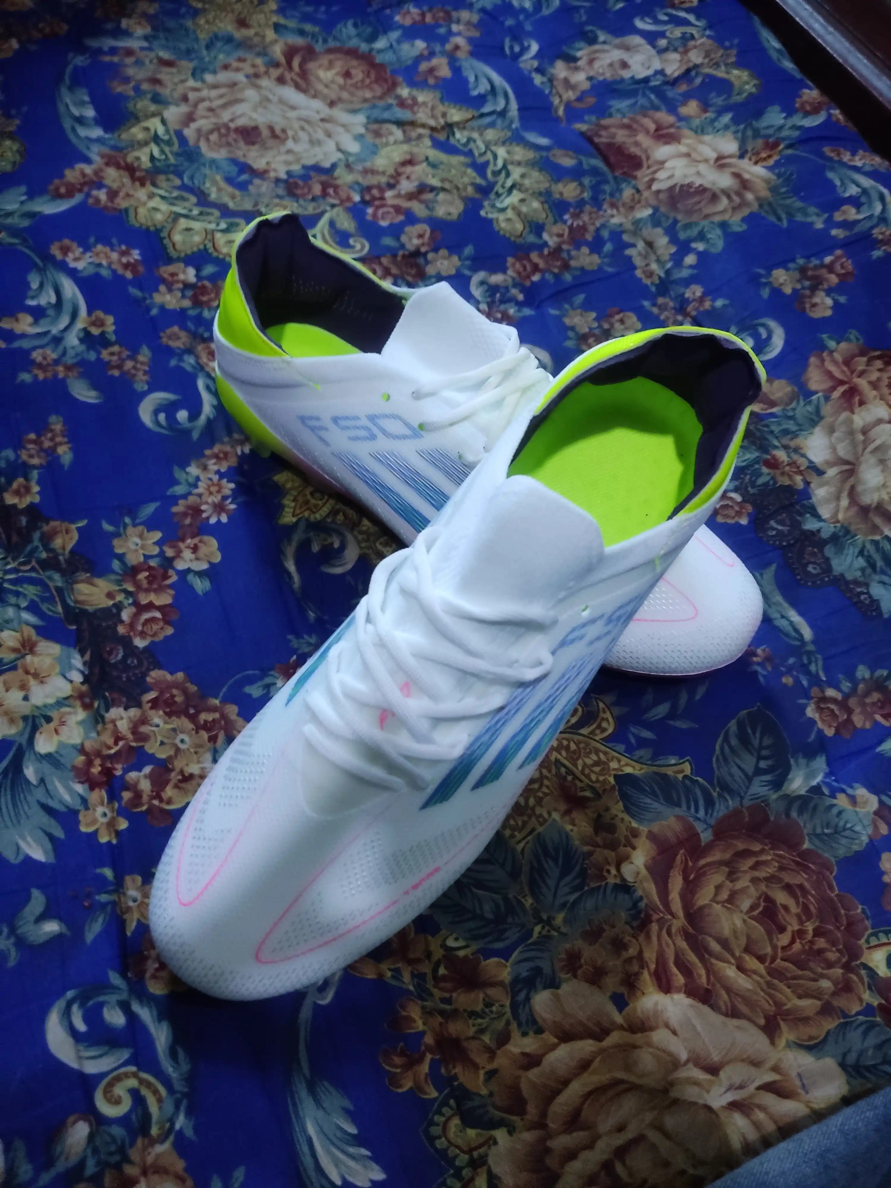 Erkaklar uchun futbol butsilari F50, chim va maydon uchun oyoq kiyim