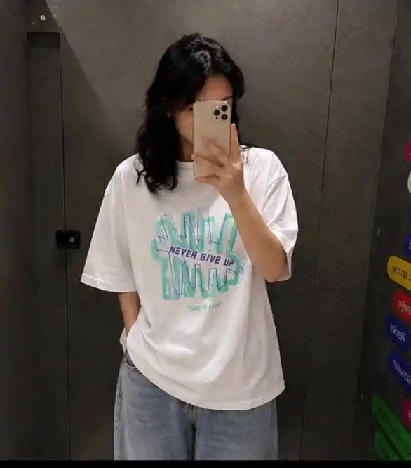 Ayollar uchun oversize futbolka – zamonaviy futbolka ayollar uchun