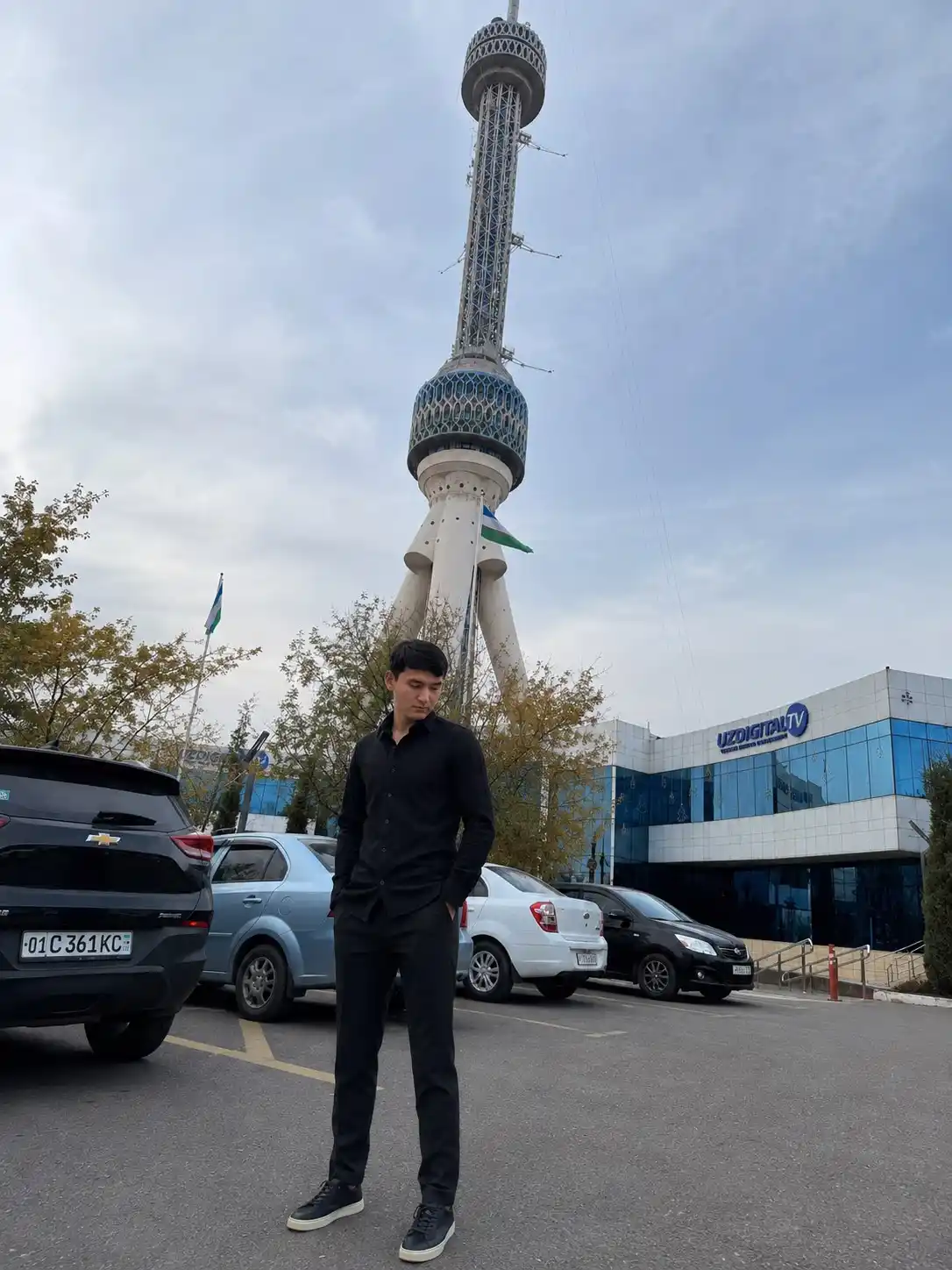 Kuzgi gofrali erkaklar polo ko‘ylagi, sifatli materialdan tikilgan, nafis uslubda