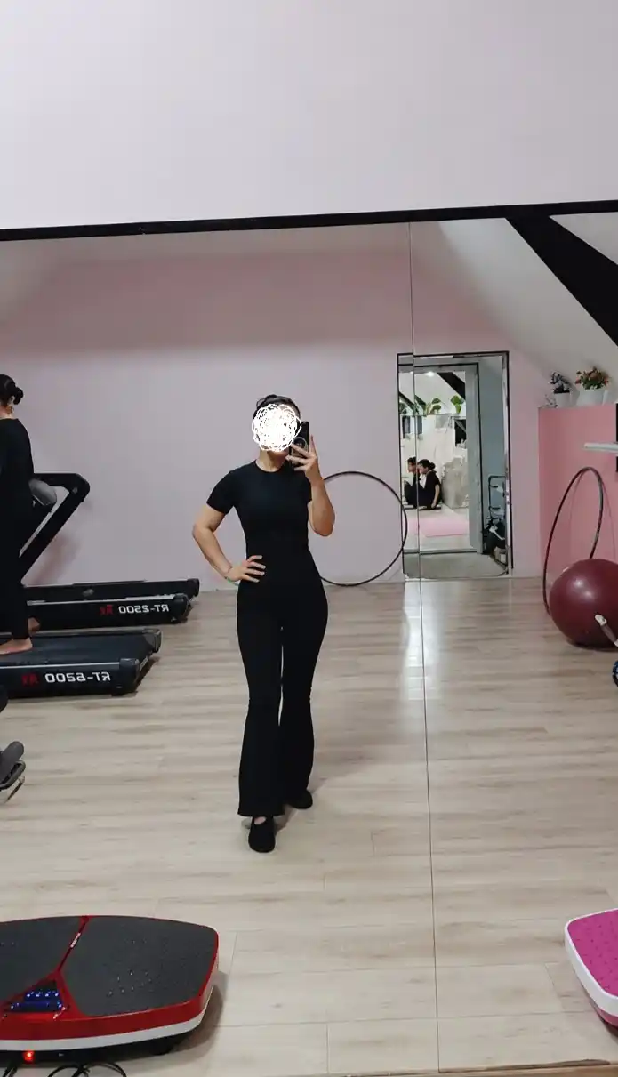 Qisqa yengli ayollar rashgard, fitnes va yoga uchun sport futbolkasi, tor ustki kiyim