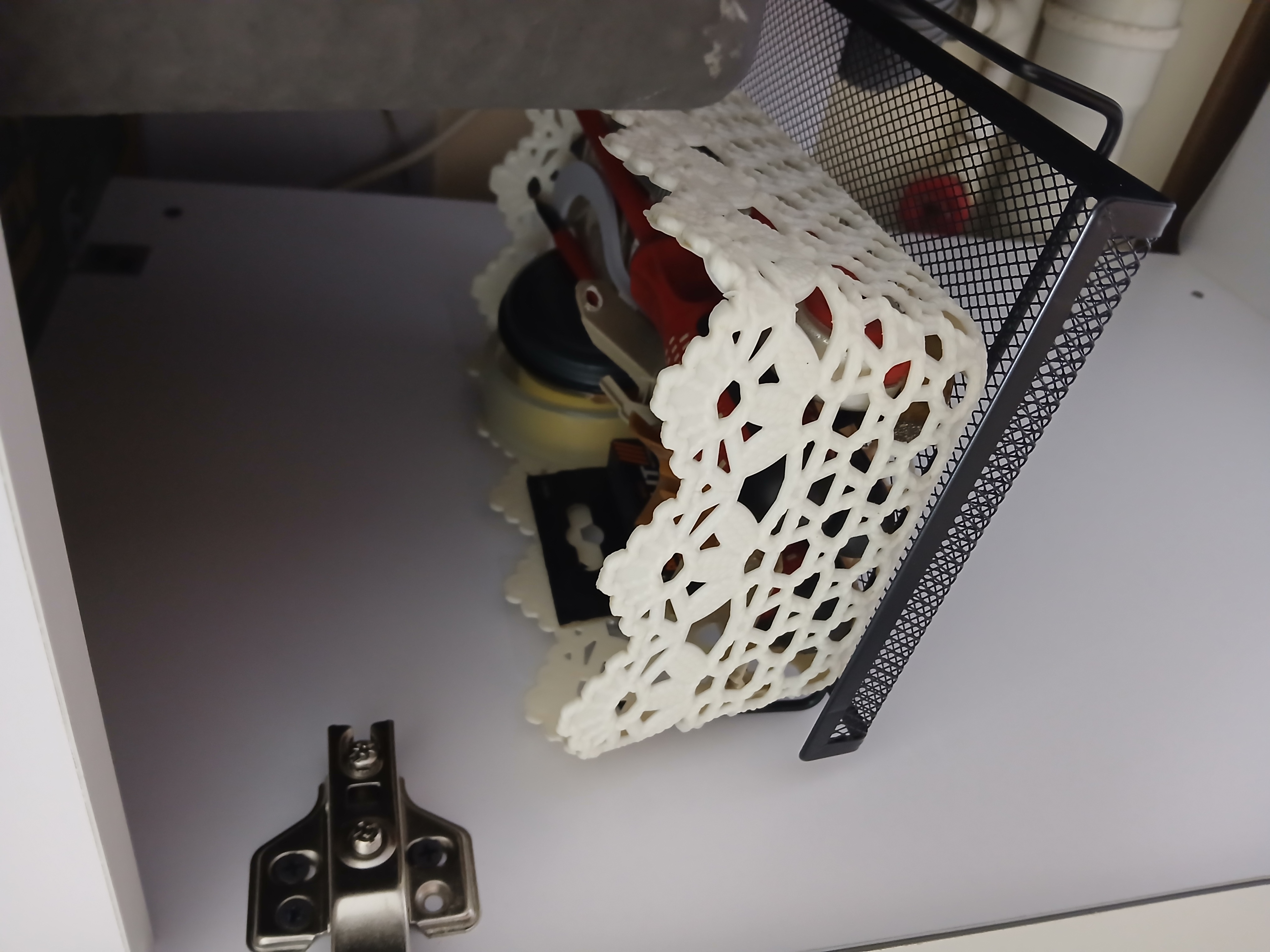 Devorga osiladigan metall polka — router, kosmetika, oshxona buyumlari uchun organayzer
