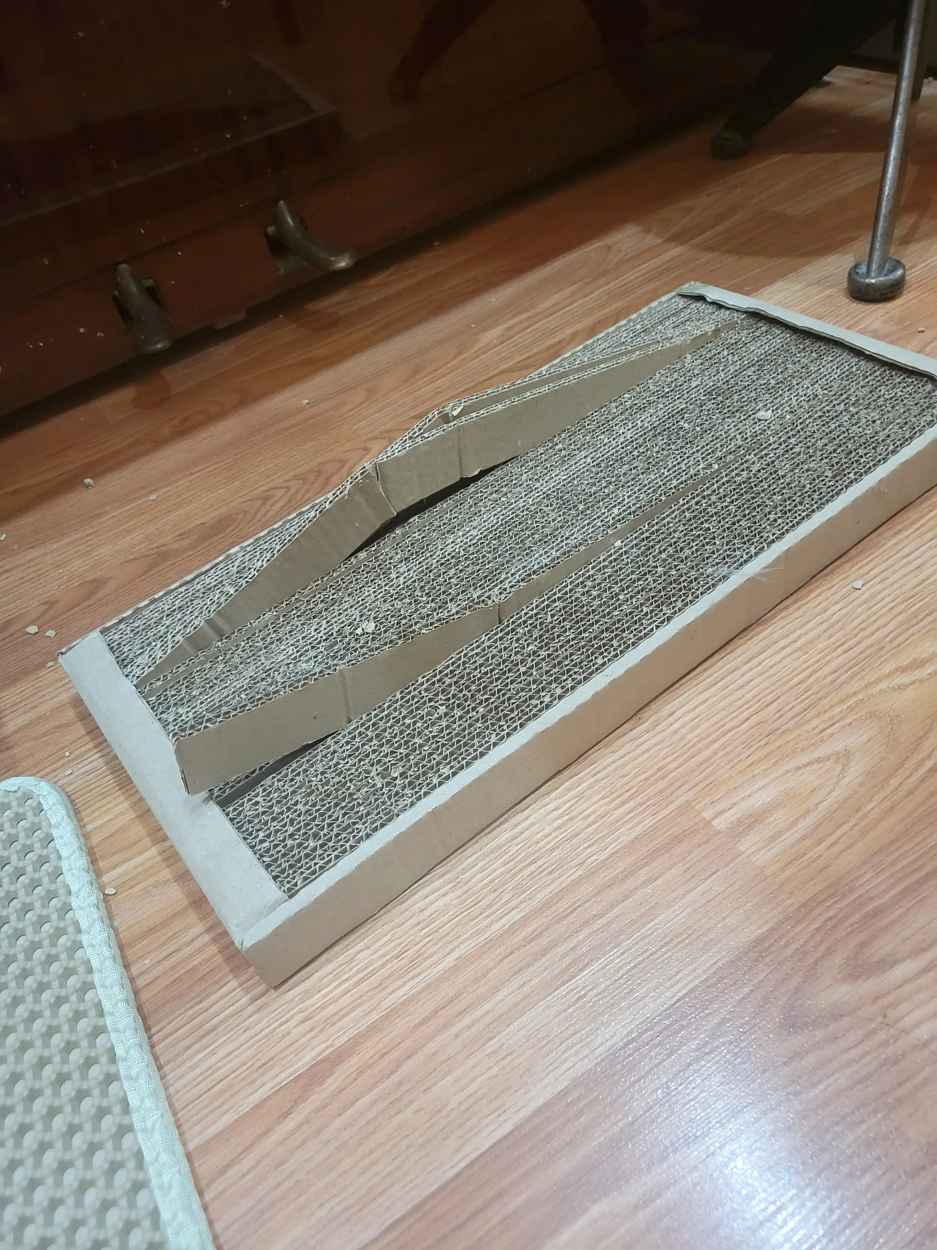 Katta, mushuklar uchun kartondan yasalgan, mushuk yalpizli, 50*24 sm o‘lchamdagi tirnoqli yotoqcha, BOBRIKGORA, KRAFT