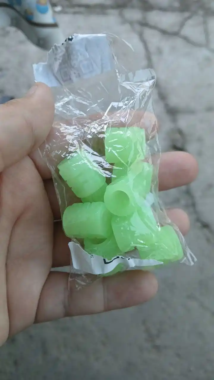 Universal qalpoqcha, avtomobil gildiraklari uchun fosforli nippellar, 4 dona