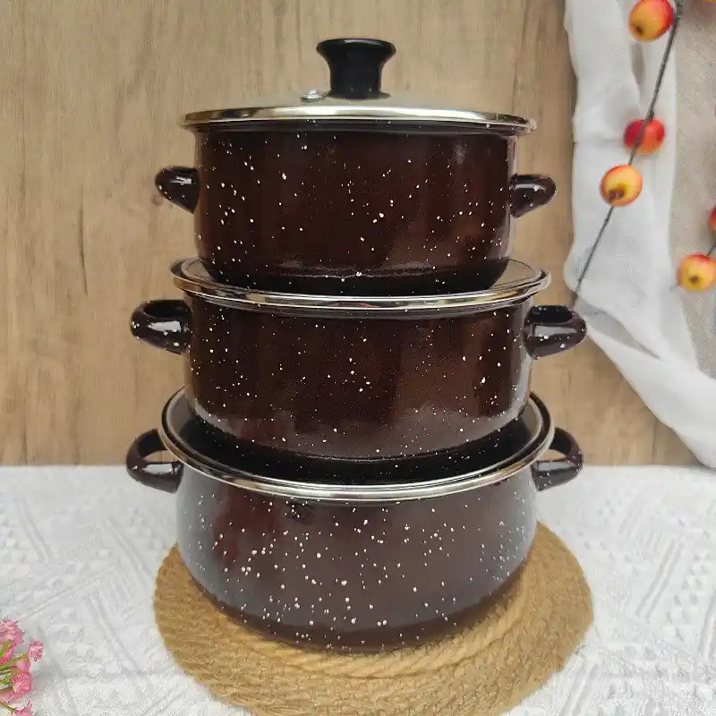 Набор кастрюль 3 штуки эмалированных с крышками