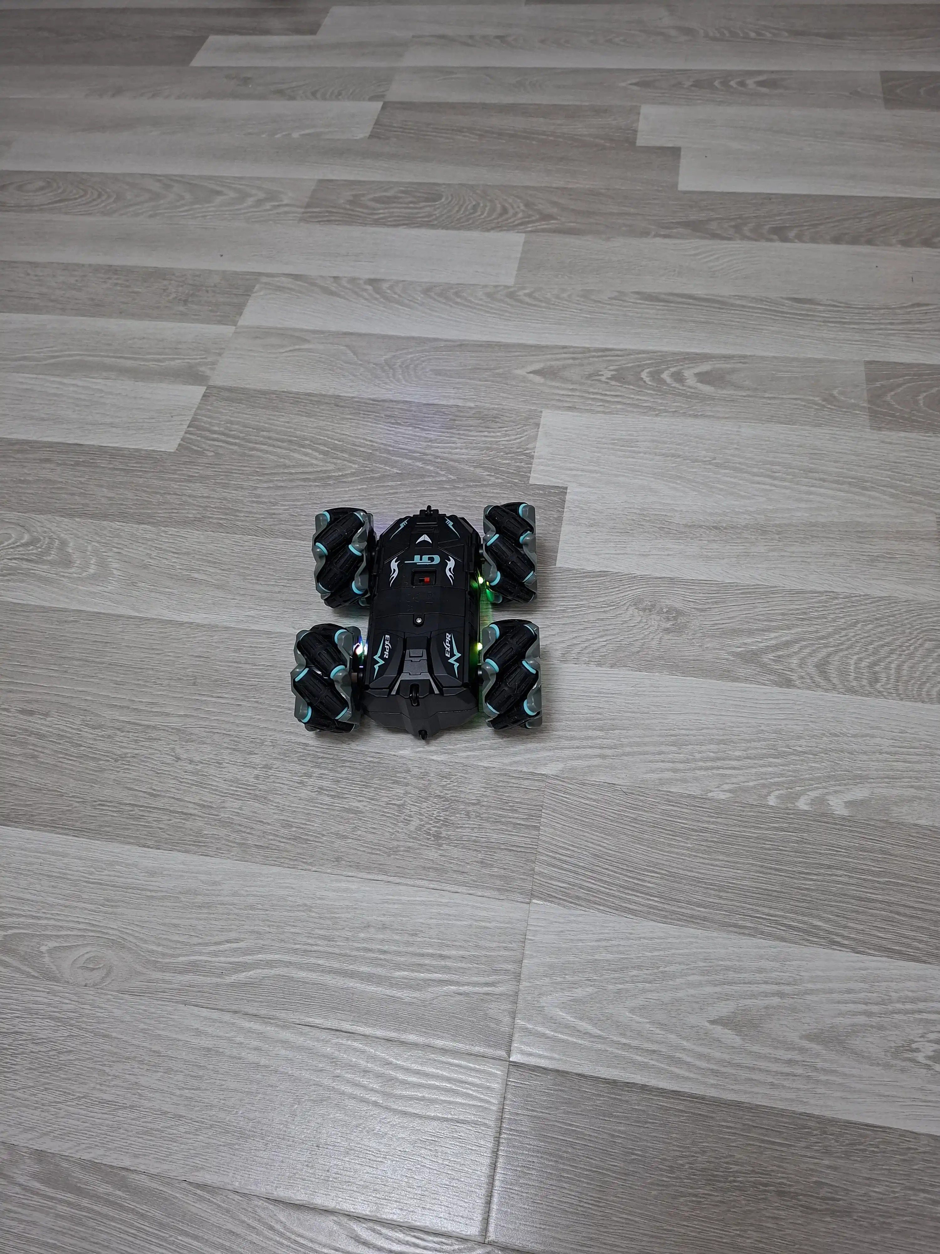 Tryukli mashina-pervertish 360° RC, pultli, jest bilaguzuk, drift, joystik, chiroqli toy