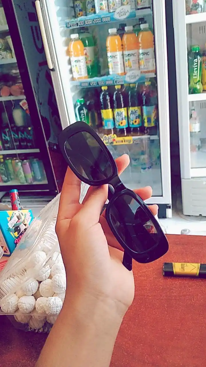 Ayollar uchun to‘g‘ri burchakli tor Y2K retro UV400 quyosh ko‘zoynagi