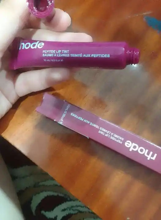 Rhode lablar uchun peptidli blyesk-balsam, namlaydi silliqlik beradi va tabiiy rang beradi