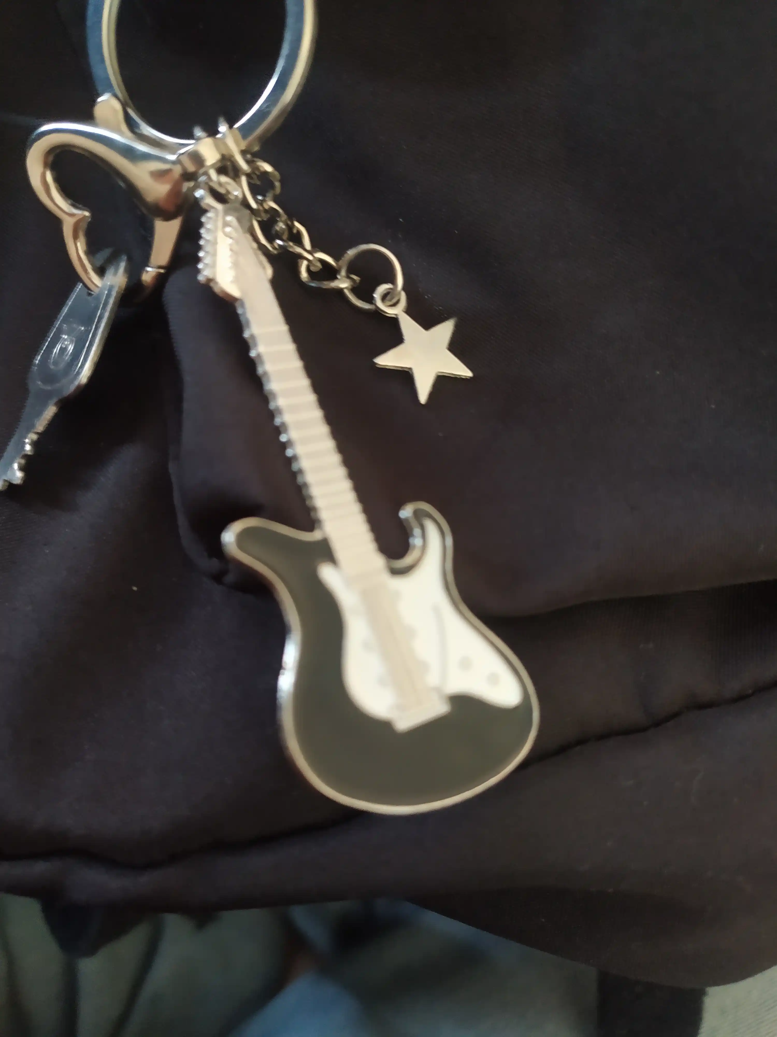 Gitara shaklidagi metall breloklar – musiqasevarlar uchun sovg‘a aksessuar