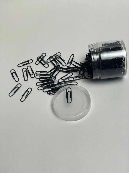 Qora metall ofis qog'oz qisqichlari 28 mm, shisha idishda 200 ta
