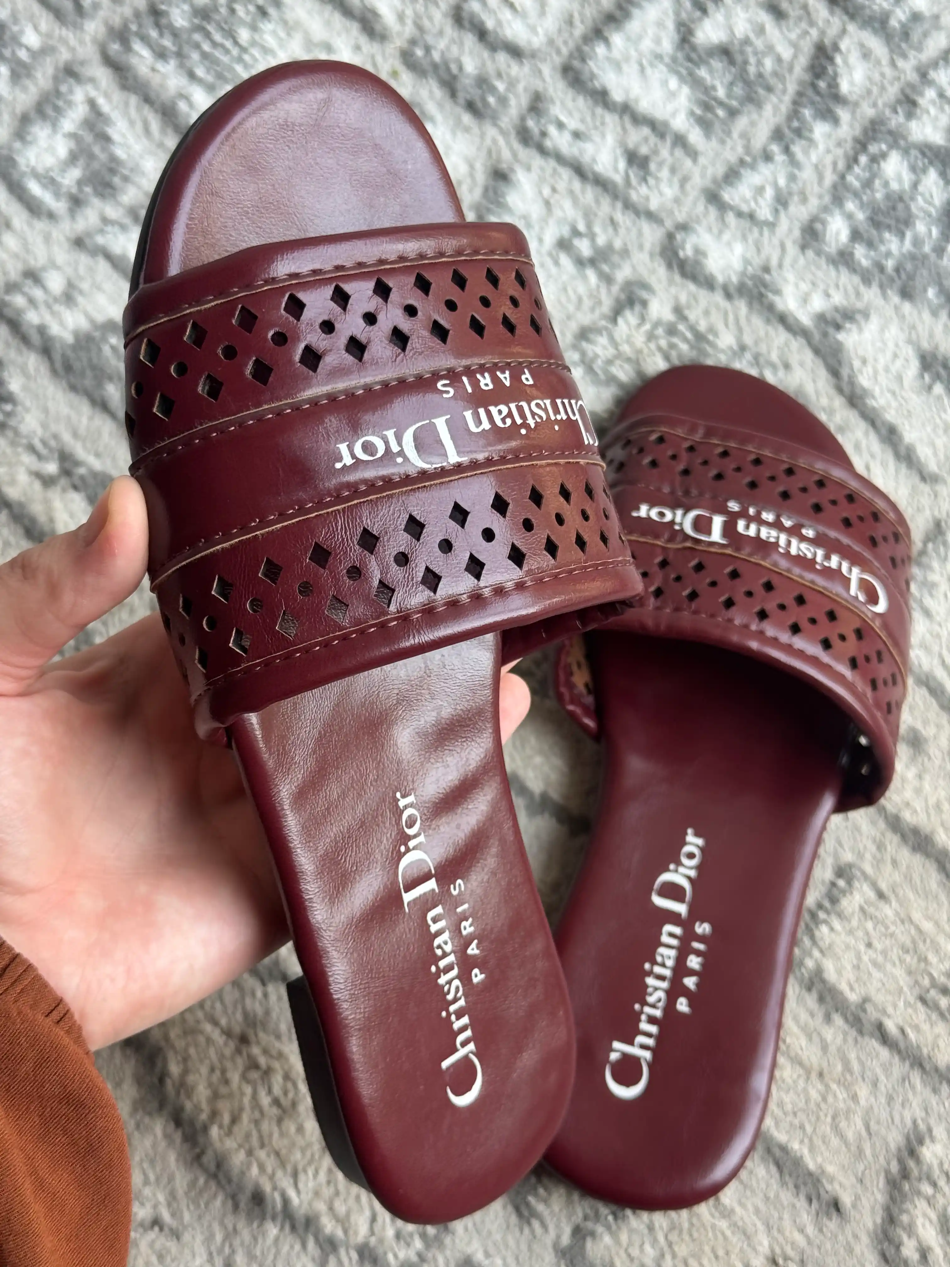 Christian dior nomli ayollar tapohkasi, yozgi qulay tapochka, yengil shippak, bejirim