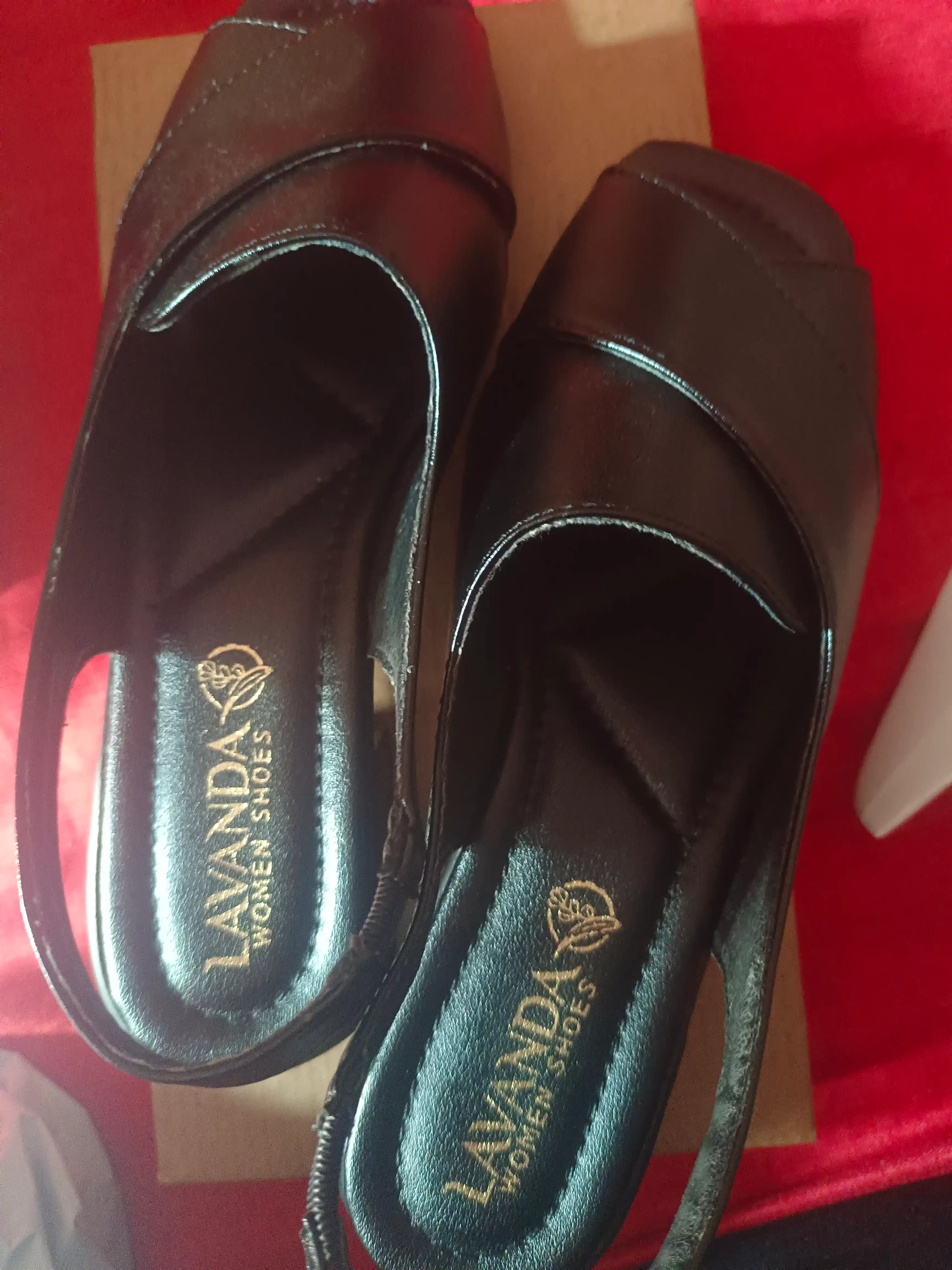 Ayollar yozgi-kuzgi sandalilari, ayollar bosonojkalari, yengil va yumshoq poyabzallar