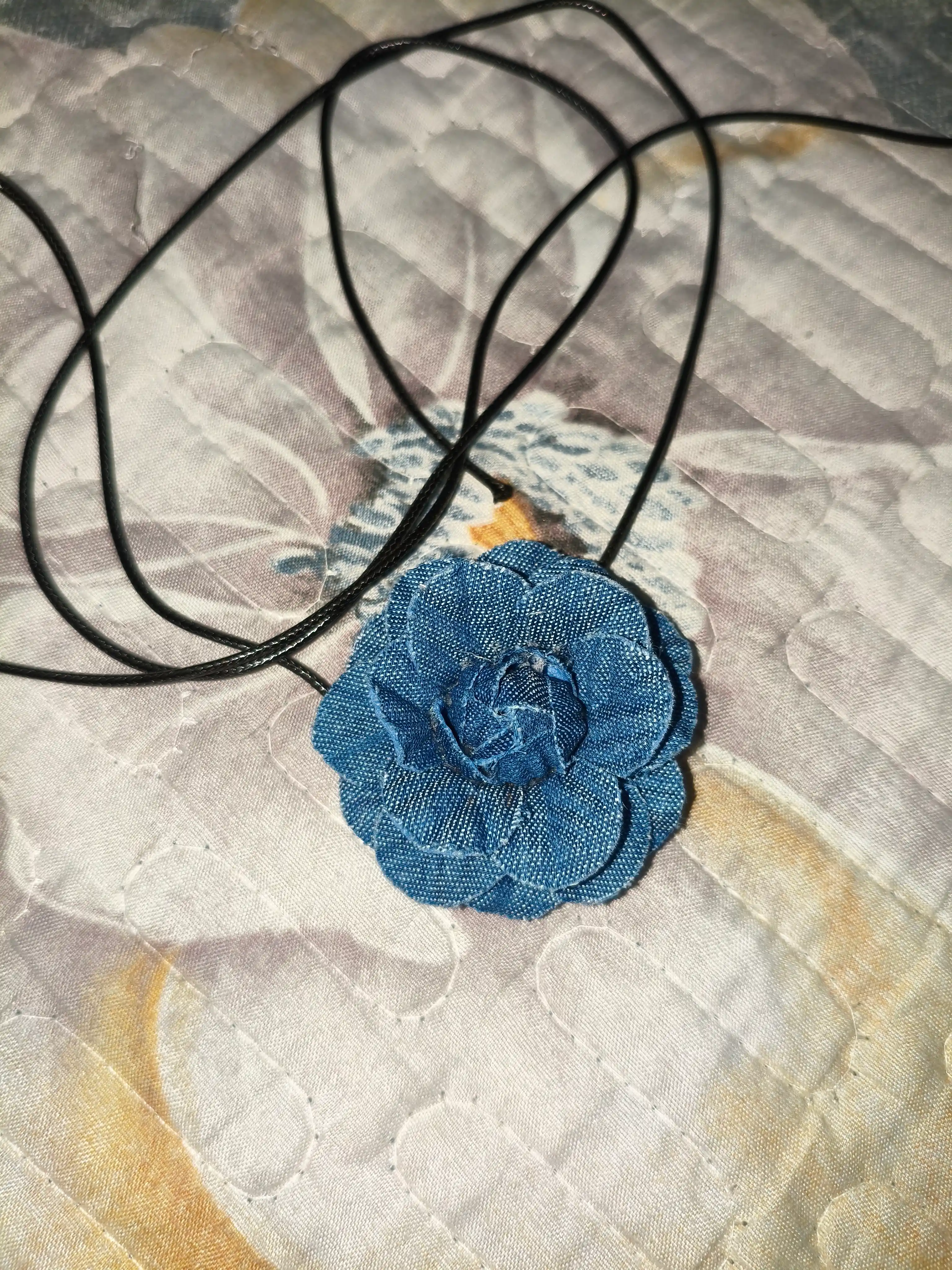 Gulli bo'yinbog'li choker