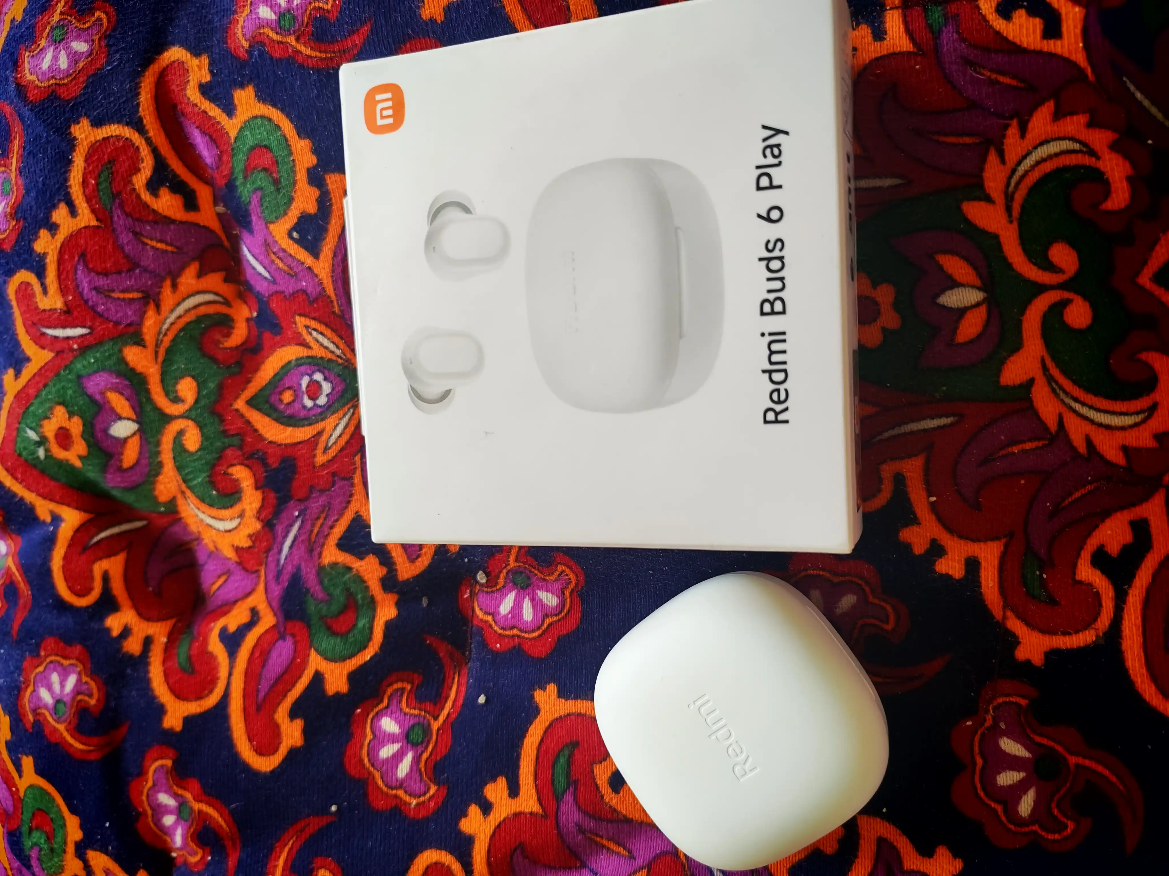 Redmi buds 6 play simsiz quloqchinlari, 36 soatgacha musiqa tinglash imkoniyati