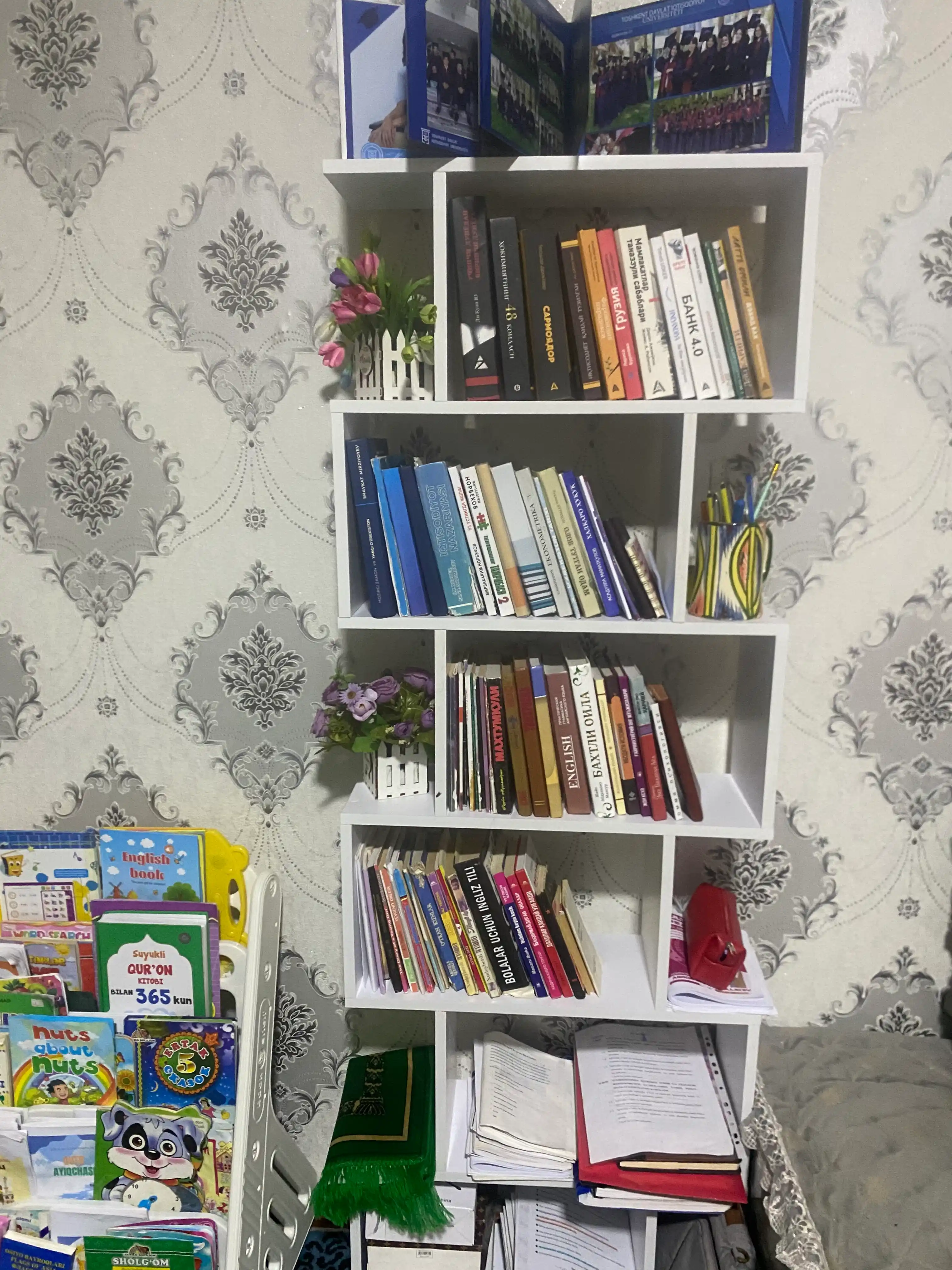 Rack - o'yinchoqlar va kitoblar uchun mebel yog'och zamin shkafi tokchasi