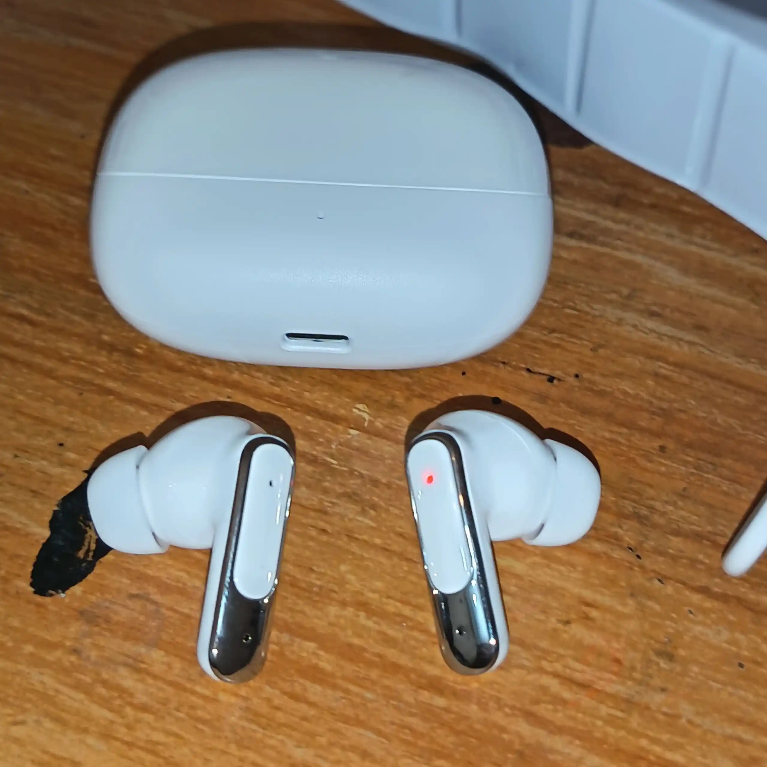 E100 TWS simsiz Bluetooth quloqchin, Bluetooth 5.3, zaryad qutisi bilan
