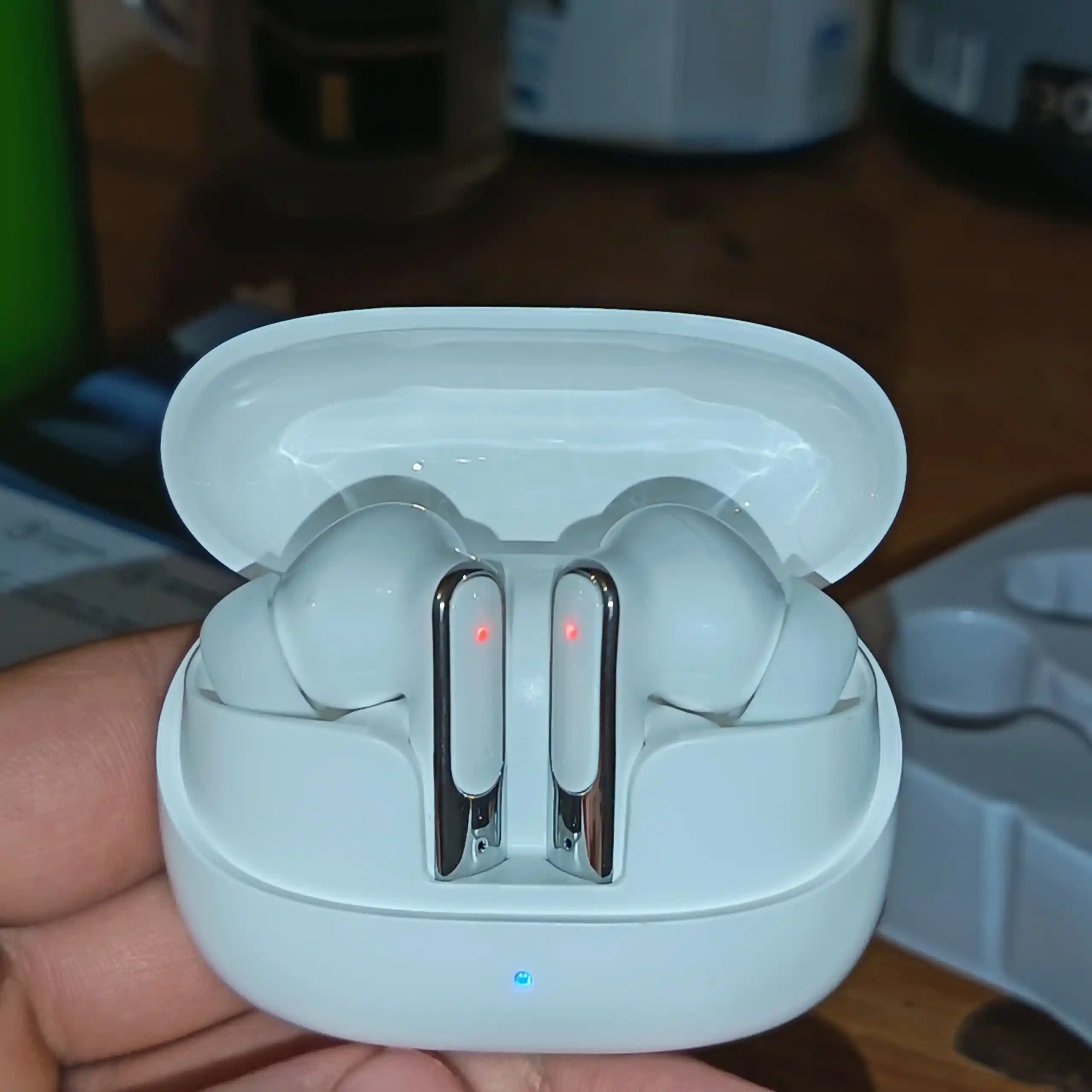 E100 TWS simsiz Bluetooth quloqchin, Bluetooth 5.3, zaryad qutisi bilan