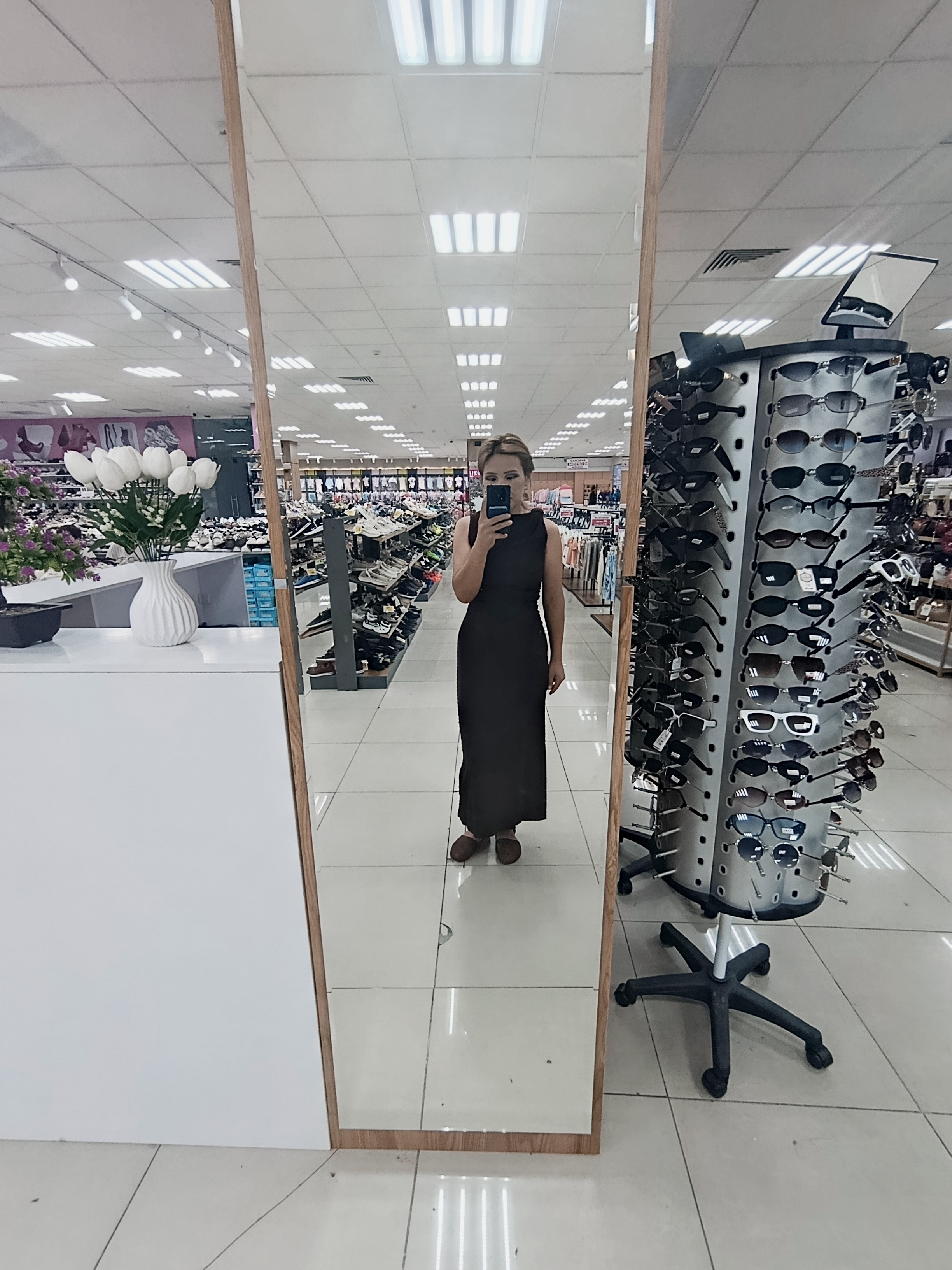Ayollar uchun maxi uzunlikdagi, drapirovkali va dekorativ tugunli ko‘ylak Selfie