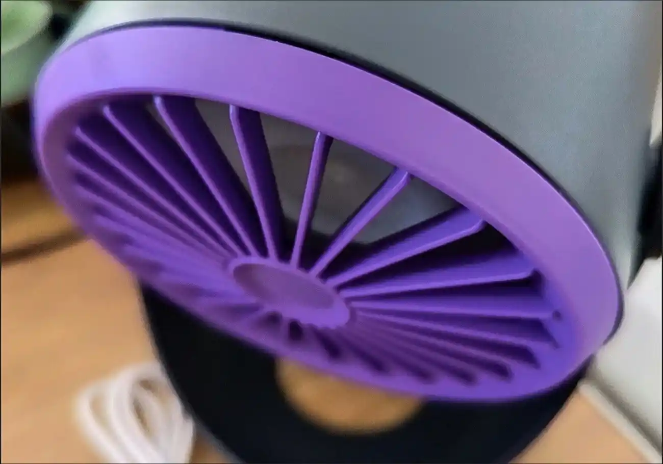 360° aylanuvchi stol ventilyatori — kuchli havo oqimiga ega jim mini ventilyator