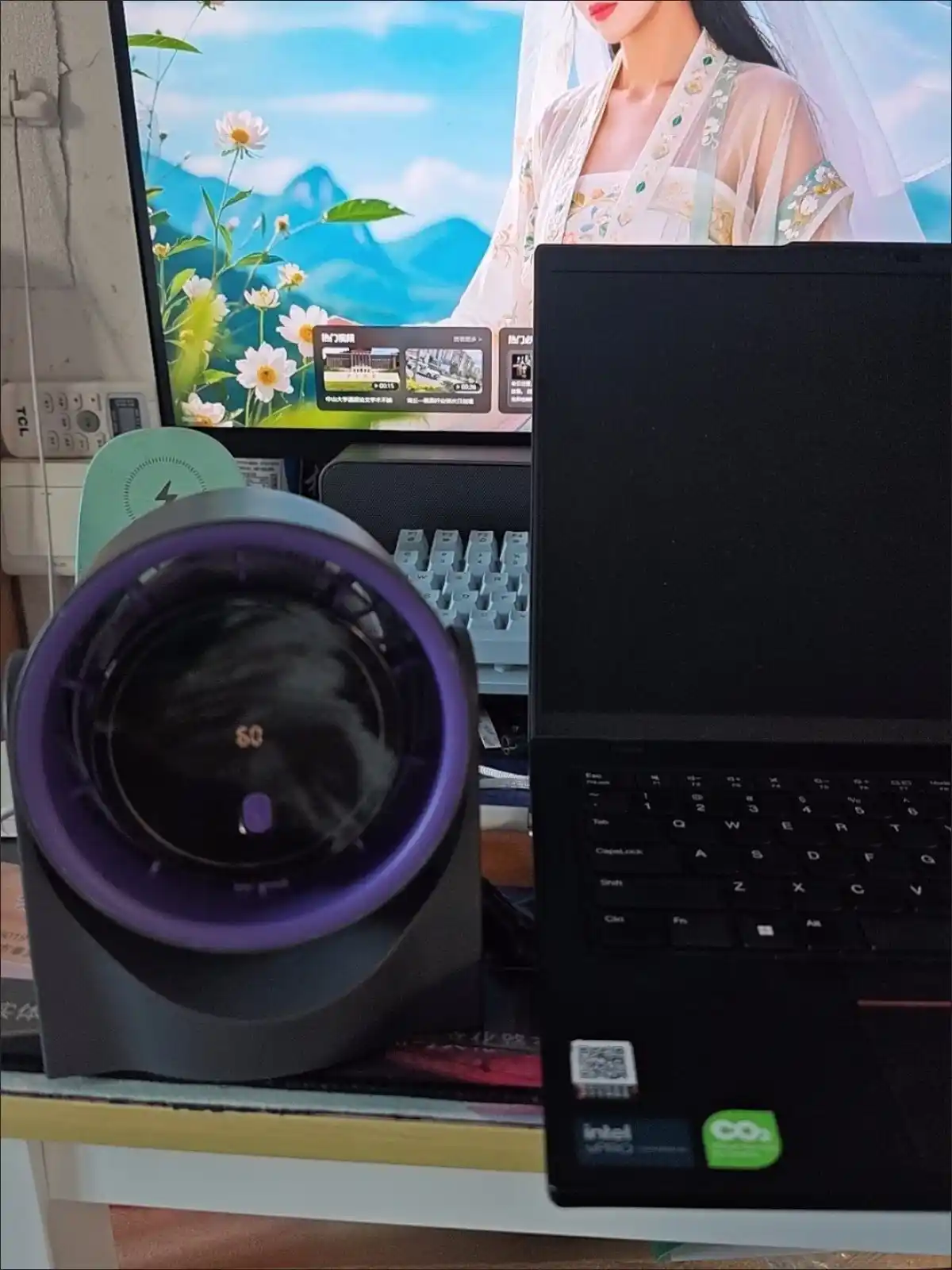 360° aylanuvchi stol ventilyatori — kuchli havo oqimiga ega jim mini ventilyator
