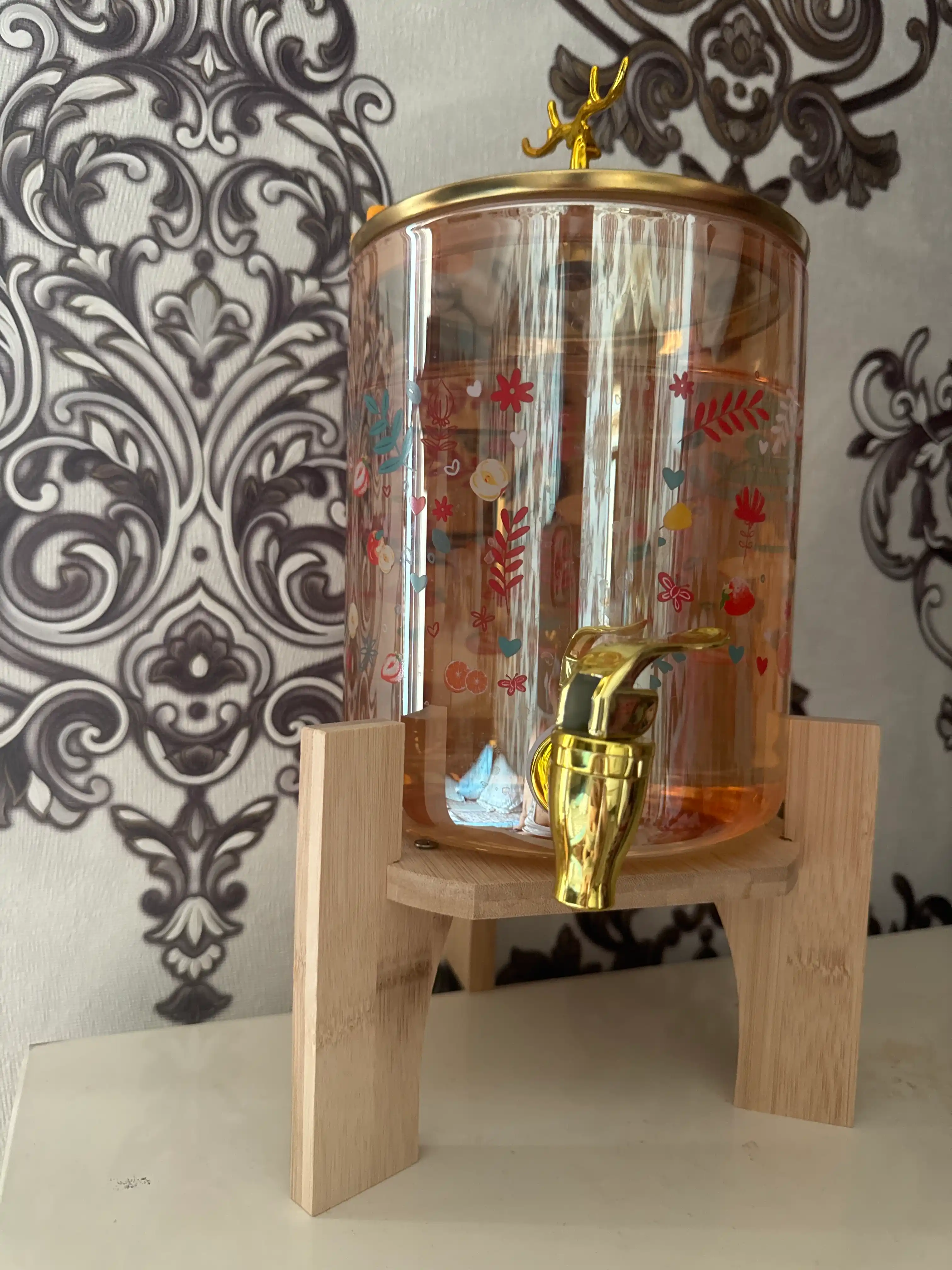Limonad ichimligi uchun grafinlar va qopqoqli shisha idishlar