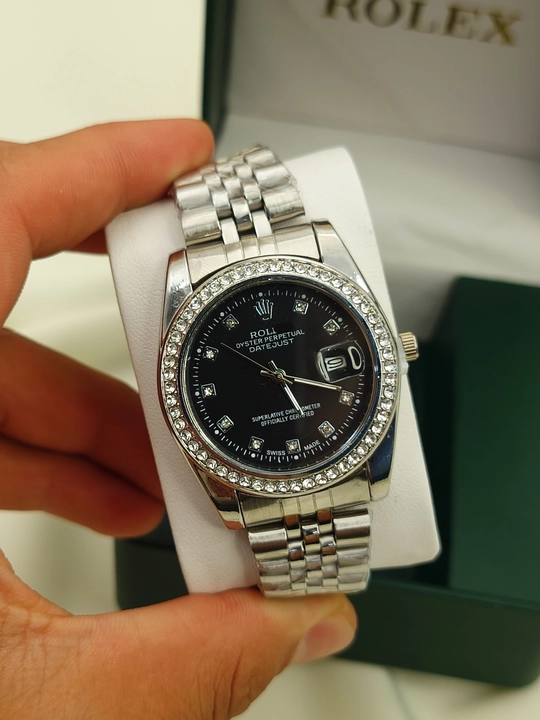 Ayollar qo‘l soati - metall bezel va sana ko‘rsatkichiga ega nafis model