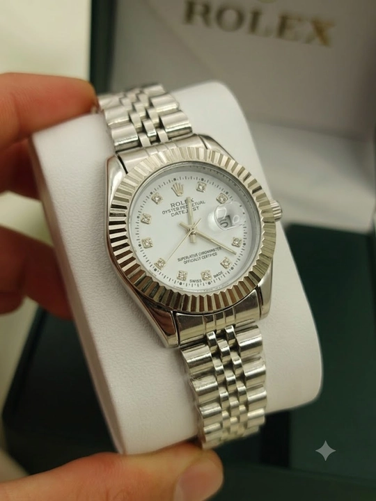 Ayollar qo‘l soati - metall bezel va sana ko‘rsatkichiga ega nafis model