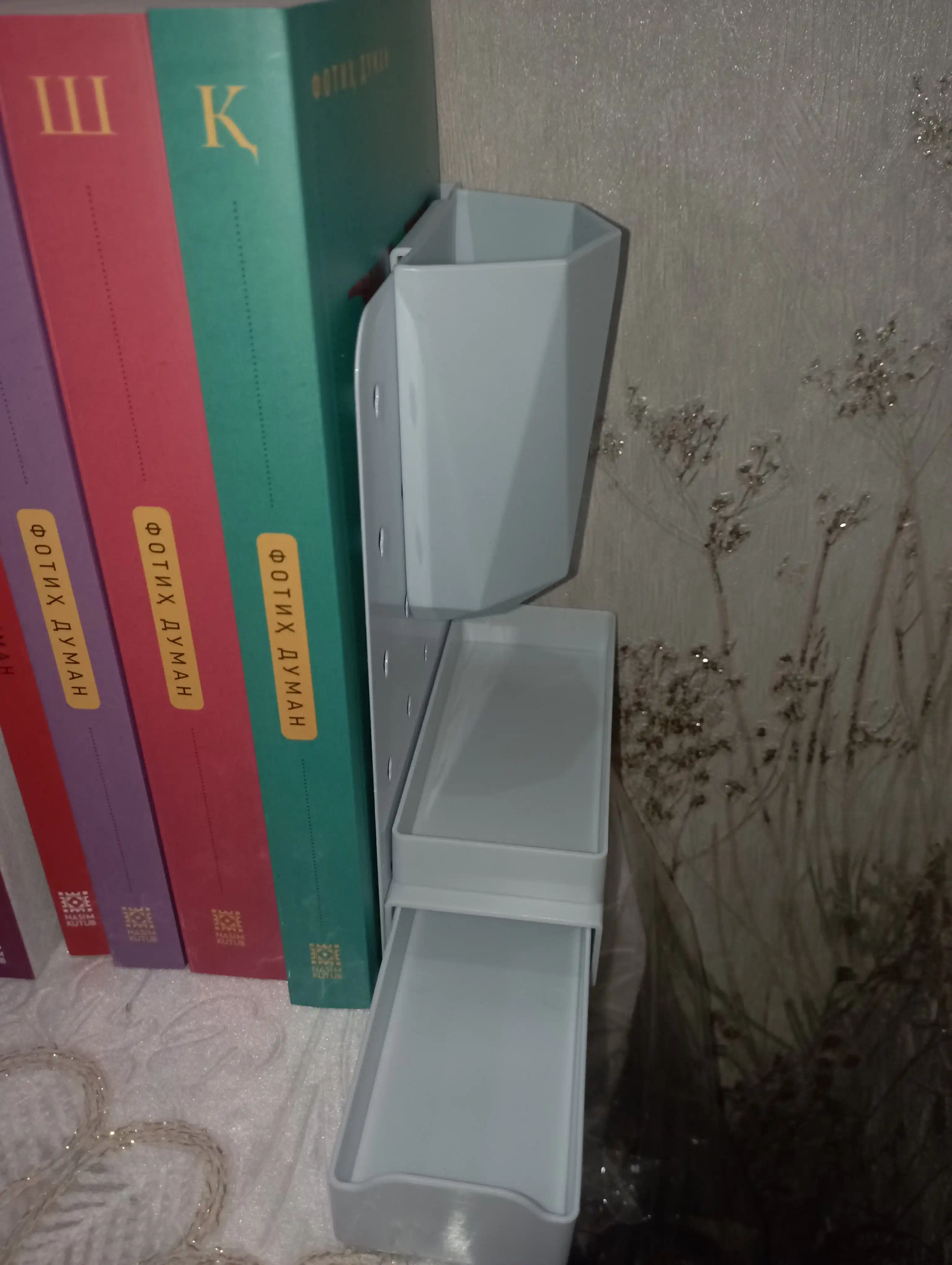 Раздвижной органайзер для книг с подставкой для ручек крючками и ящиком на стол