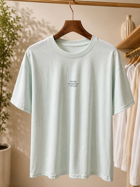 Minimalist naqshli ayollar asosiy futbolkalari