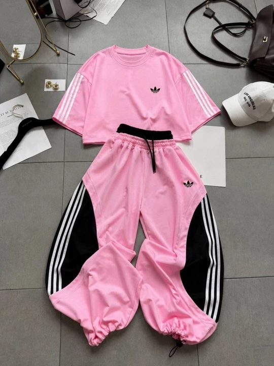 Ayollar sport kostyumi, qisqa yengli oversize kofta, keng jogger shimli zamonaviy kiyim