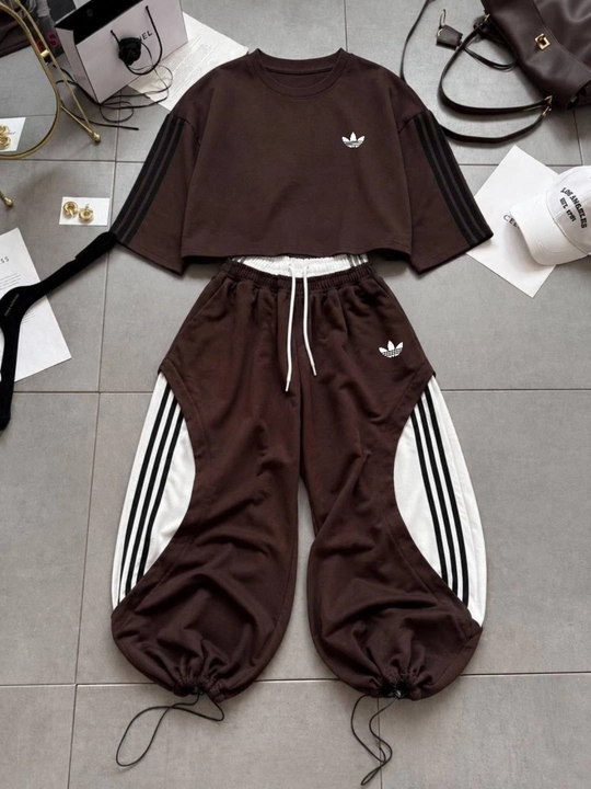Ayollar sport kostyumi, qisqa yengli oversize kofta, keng jogger shimli zamonaviy kiyim