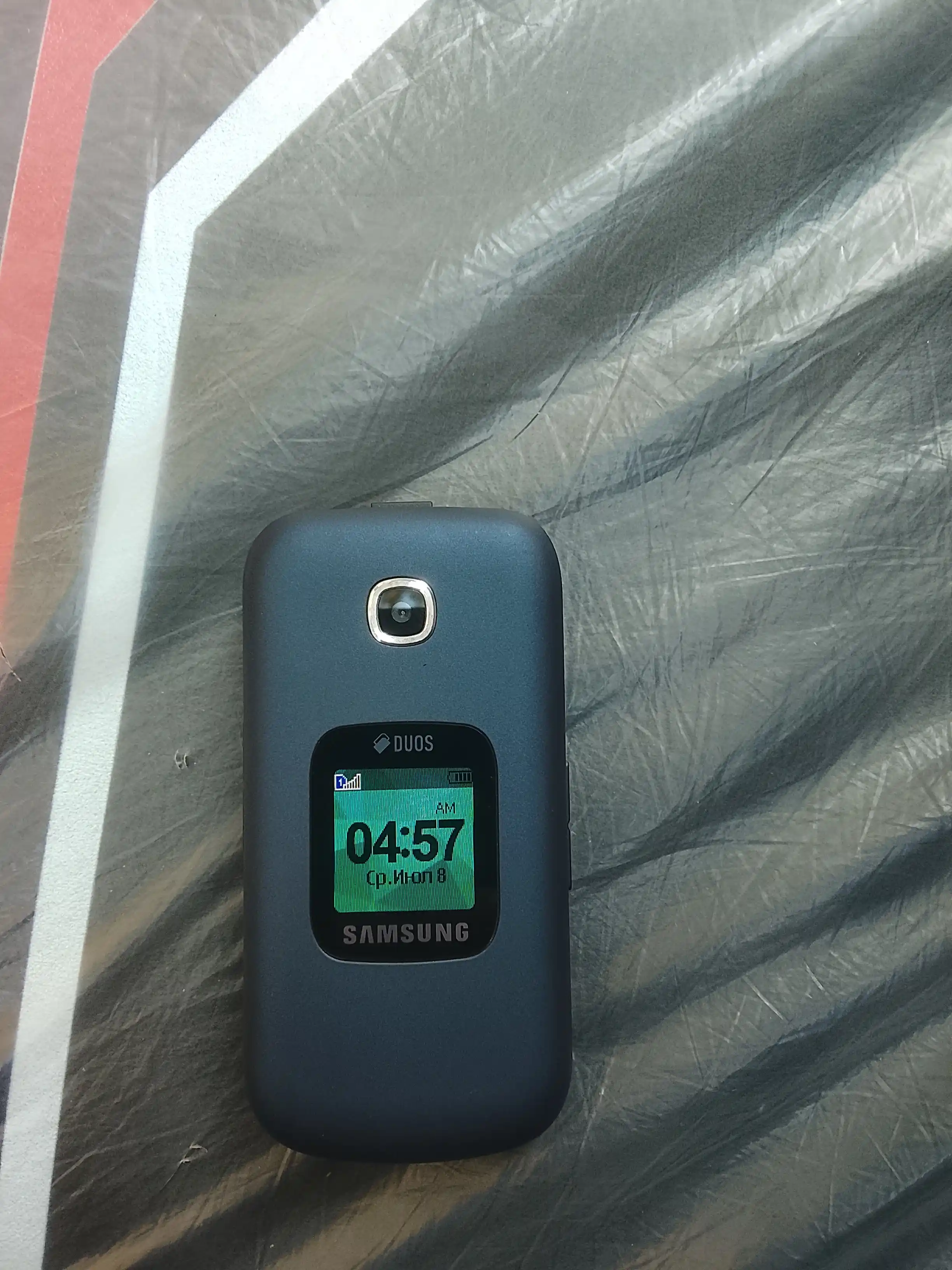 gusto 3 GM B311V telefoni 2 ta SIM-karta quvvatlash qurilmasi bilan