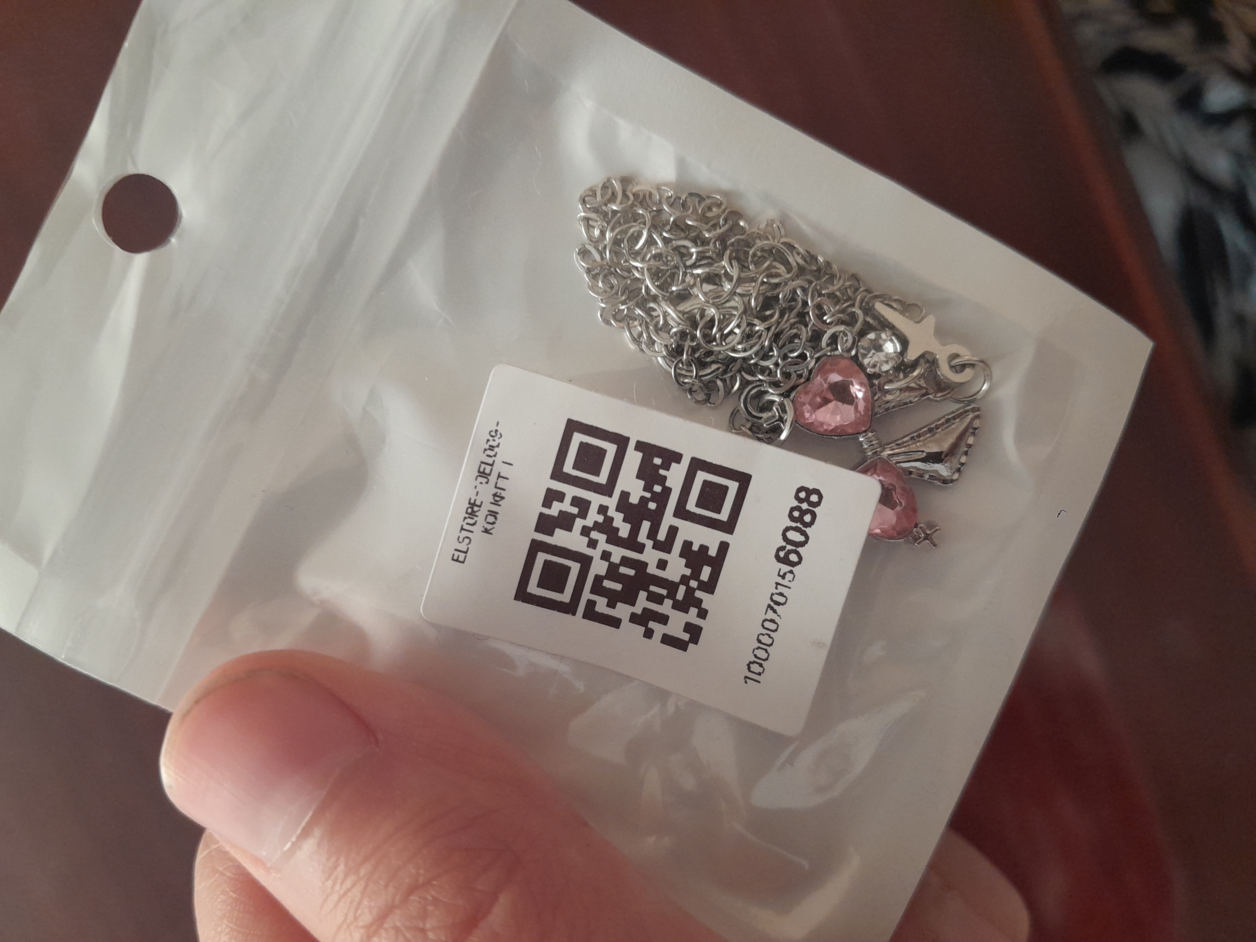 Bantik shaklidagi osma ayollar kuloni