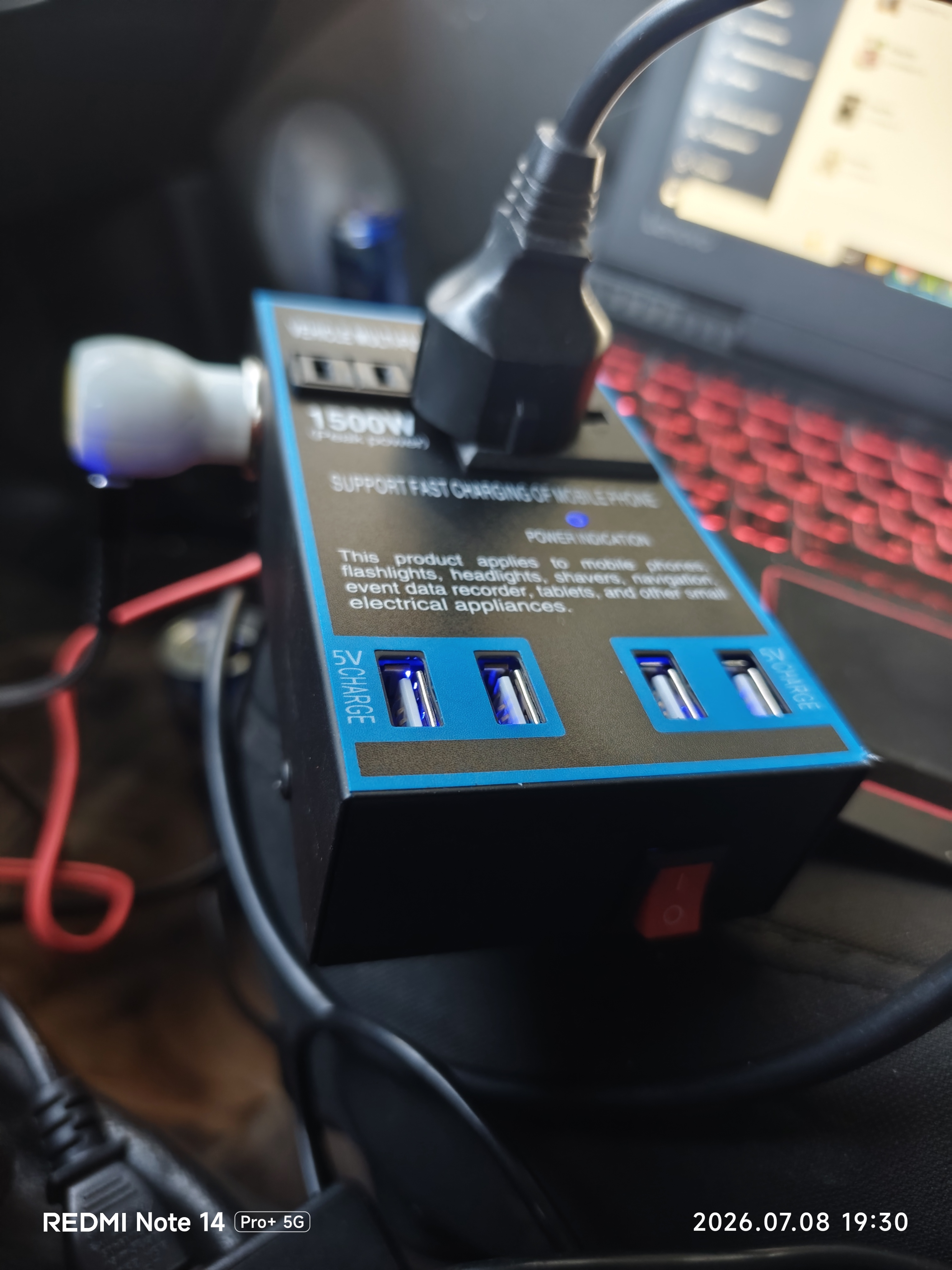Avtomobil invertori 12V/24V dan 220V ga, 1500 Vt — 4 ta USB port, metall korpus