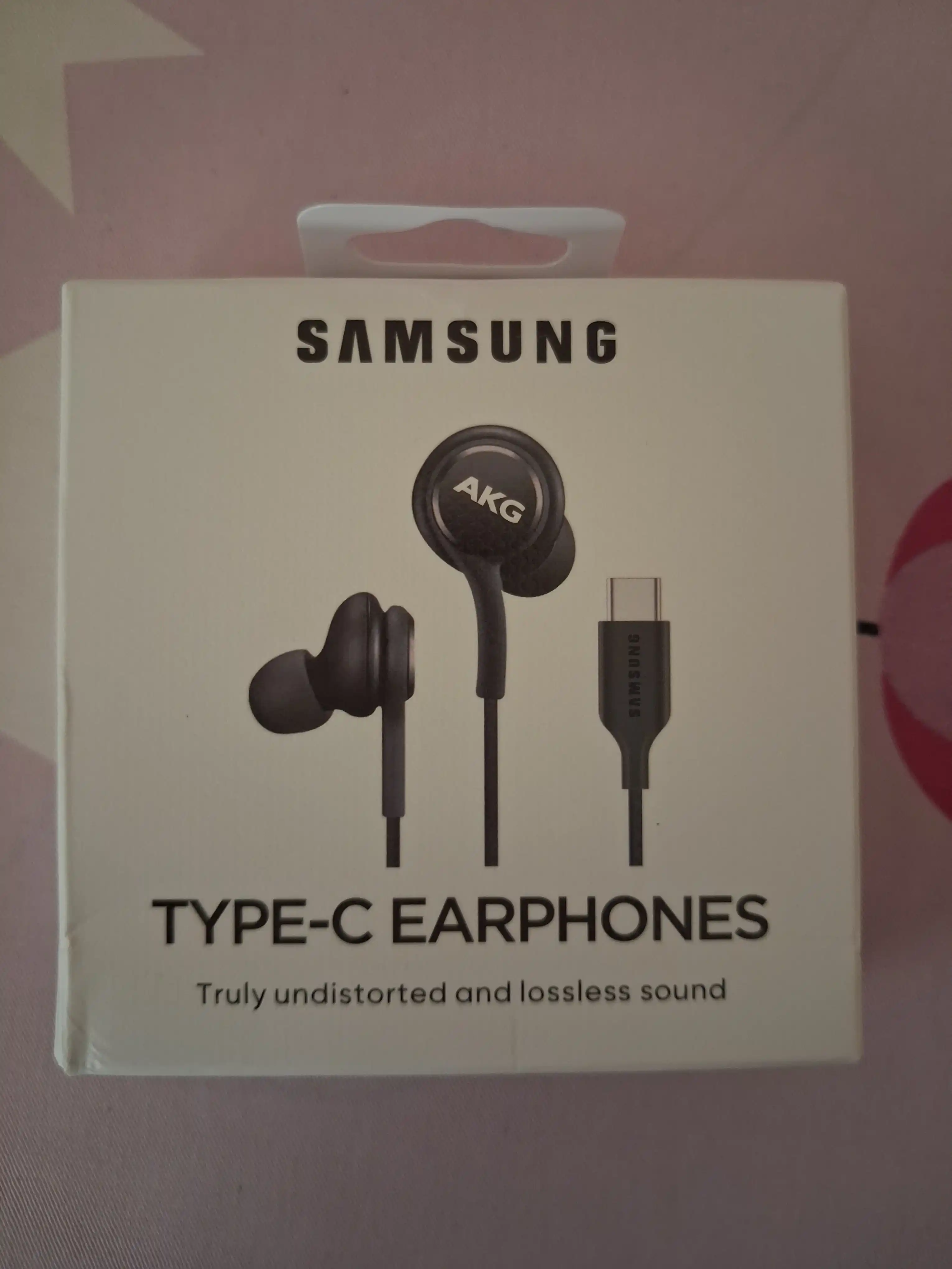 Samsung Type-C AKG quloqchinlari - kuchli ovoz va mikrofonga ega zamonaviy quloqchinlar