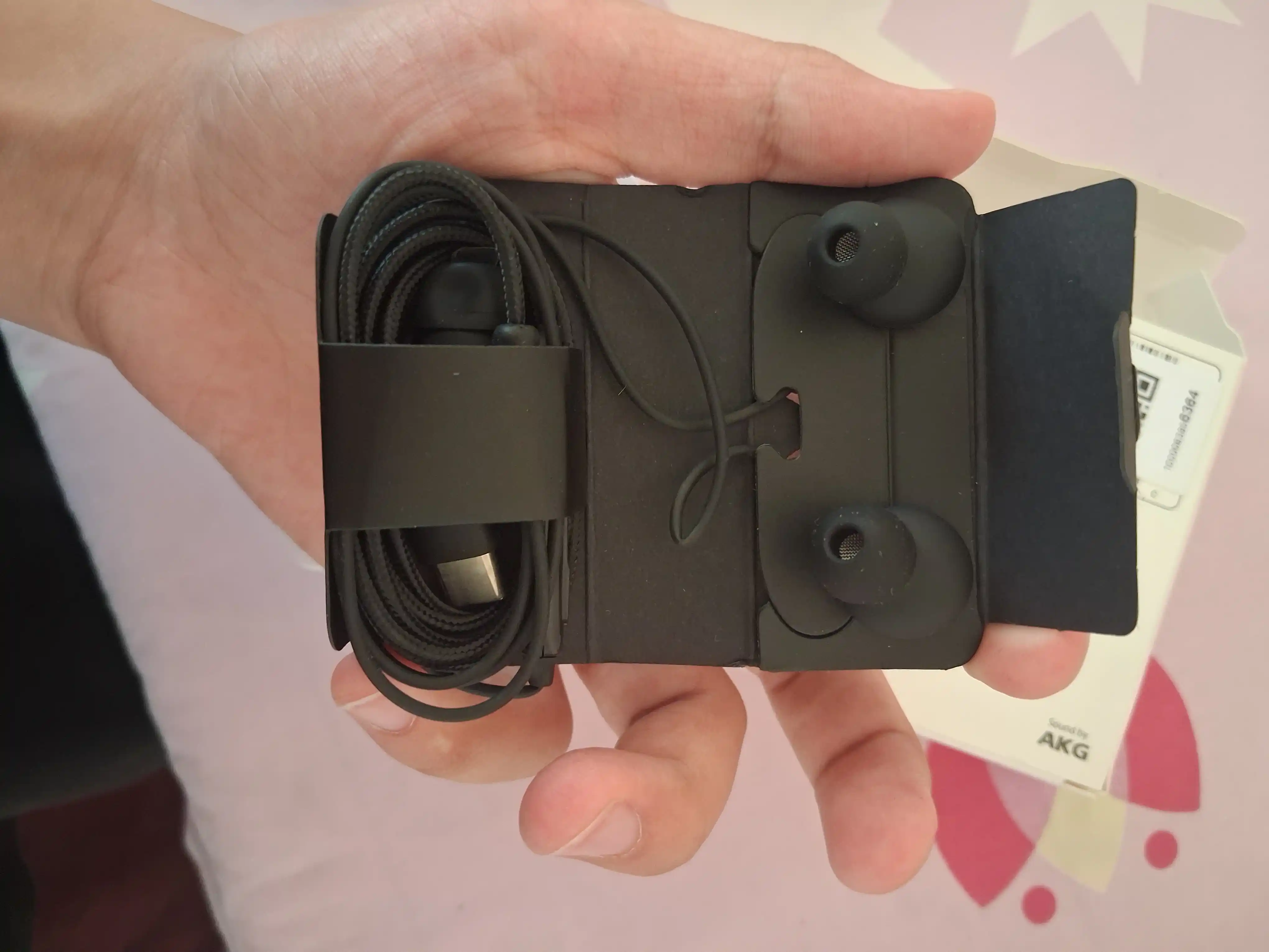 Samsung Type-C AKG quloqchinlari - kuchli ovoz va mikrofonga ega zamonaviy quloqchinlar