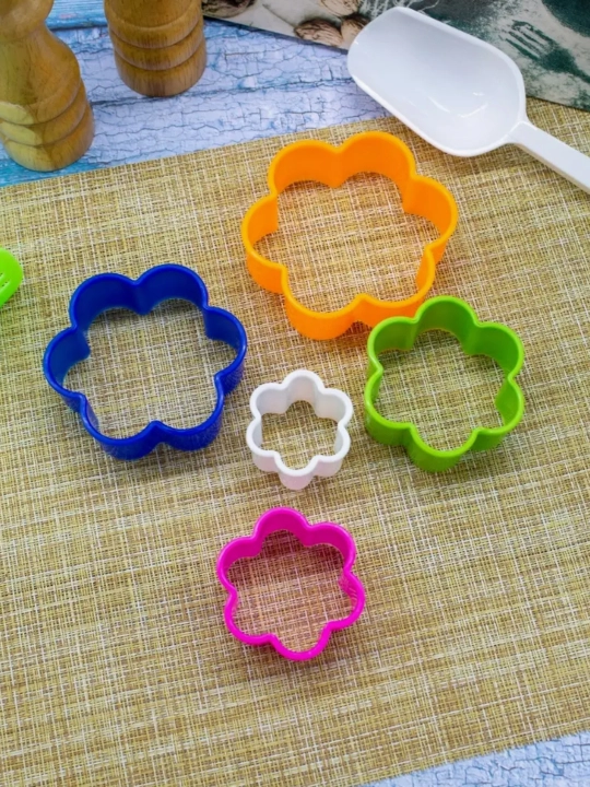 Shaklli pechenye va pryanik uchun qoliplar to‘plami plastik pechenye kesgich 5 dona