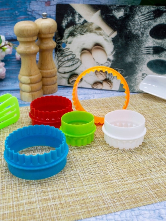 Shaklli pechenye va pryanik uchun qoliplar to‘plami plastik pechenye kesgich 5 dona
