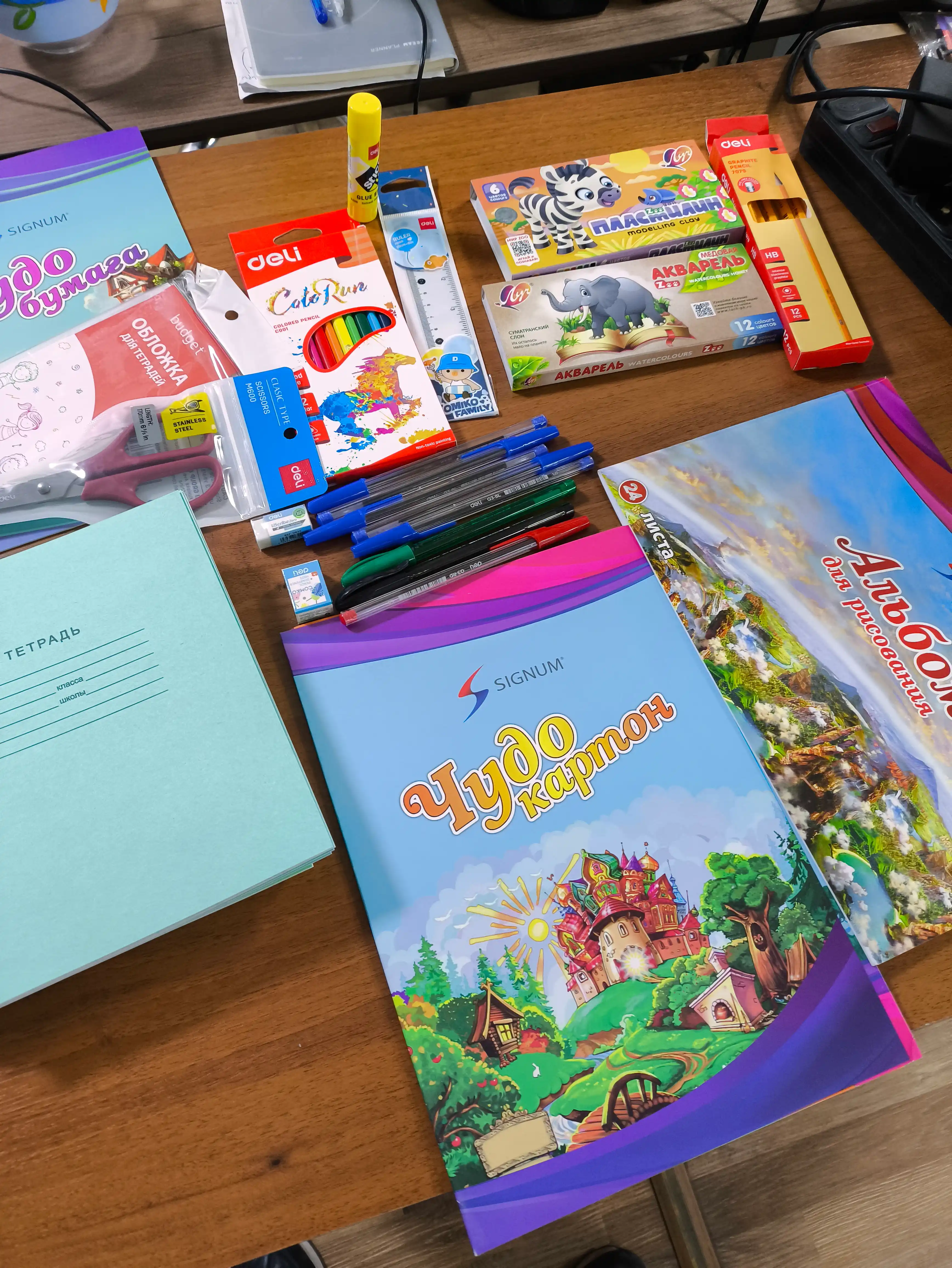 Mega maktab o'quvchisi to'plami: daftar, ruchka, bo'yoq, plastilin, 51 ta buyum