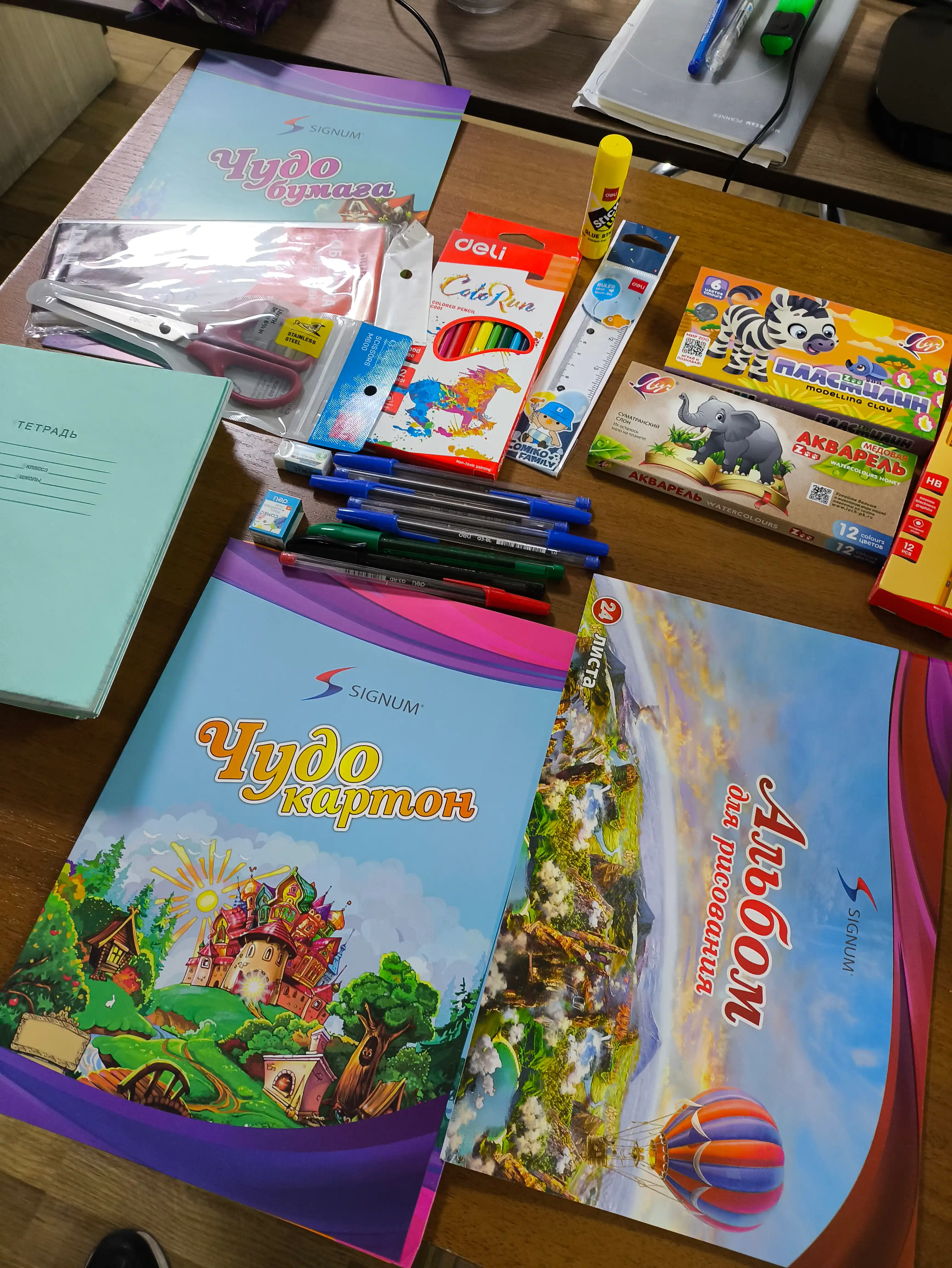 Mega maktab o'quvchisi to'plami: daftar, ruchka, bo'yoq, plastilin, 51 ta buyum