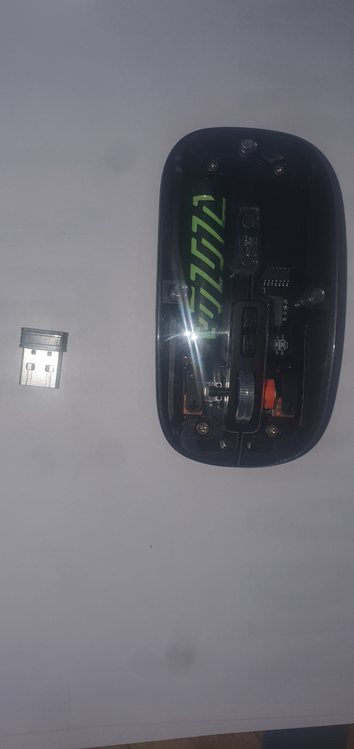 Simsiz sichqoncha 1600 DPI, shaffof korpus va 400 mAh batareya bilan