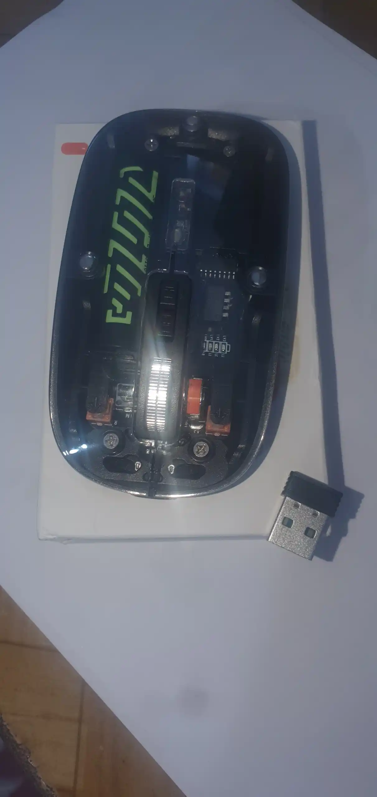 Simsiz sichqoncha 1600 DPI, shaffof korpus va 400 mAh batareya bilan
