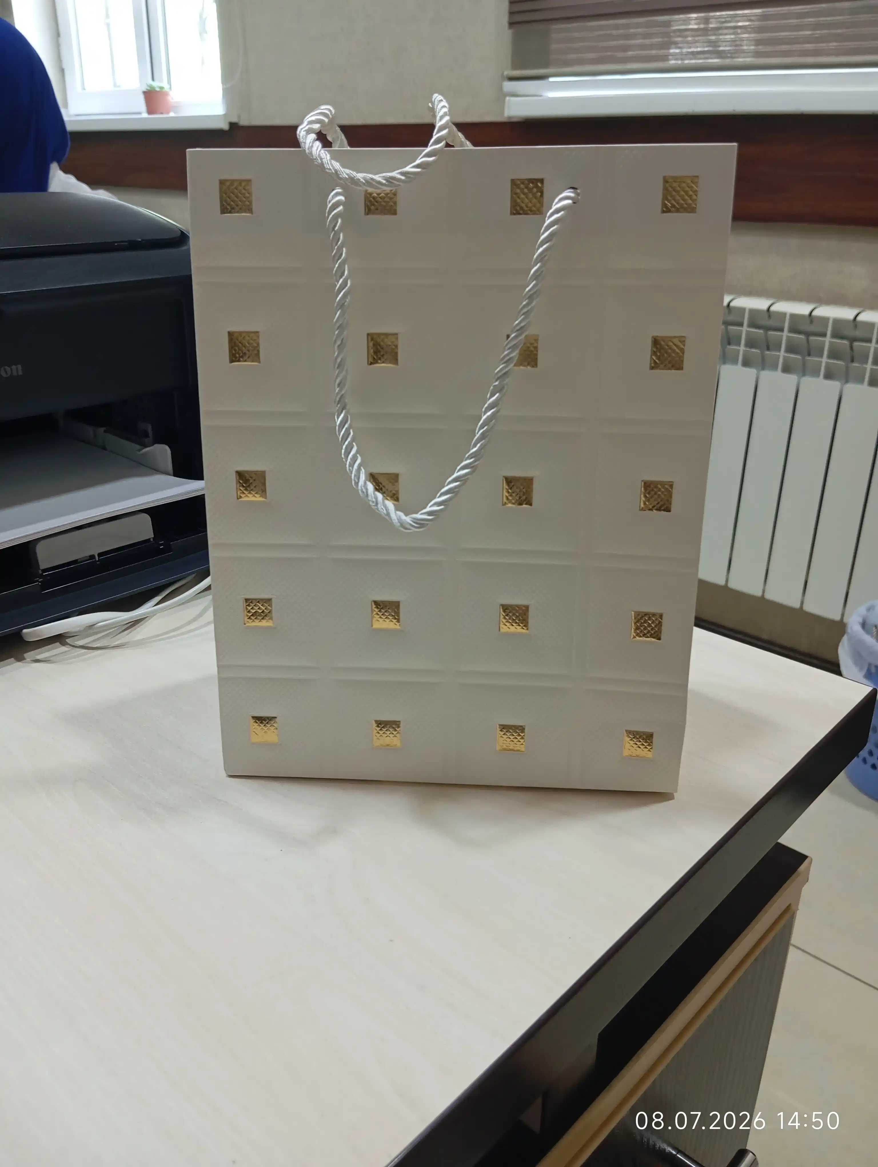 Sovg‘a sumkasi – sovg‘a uchun bezakli paket, turli rang va o‘lcham