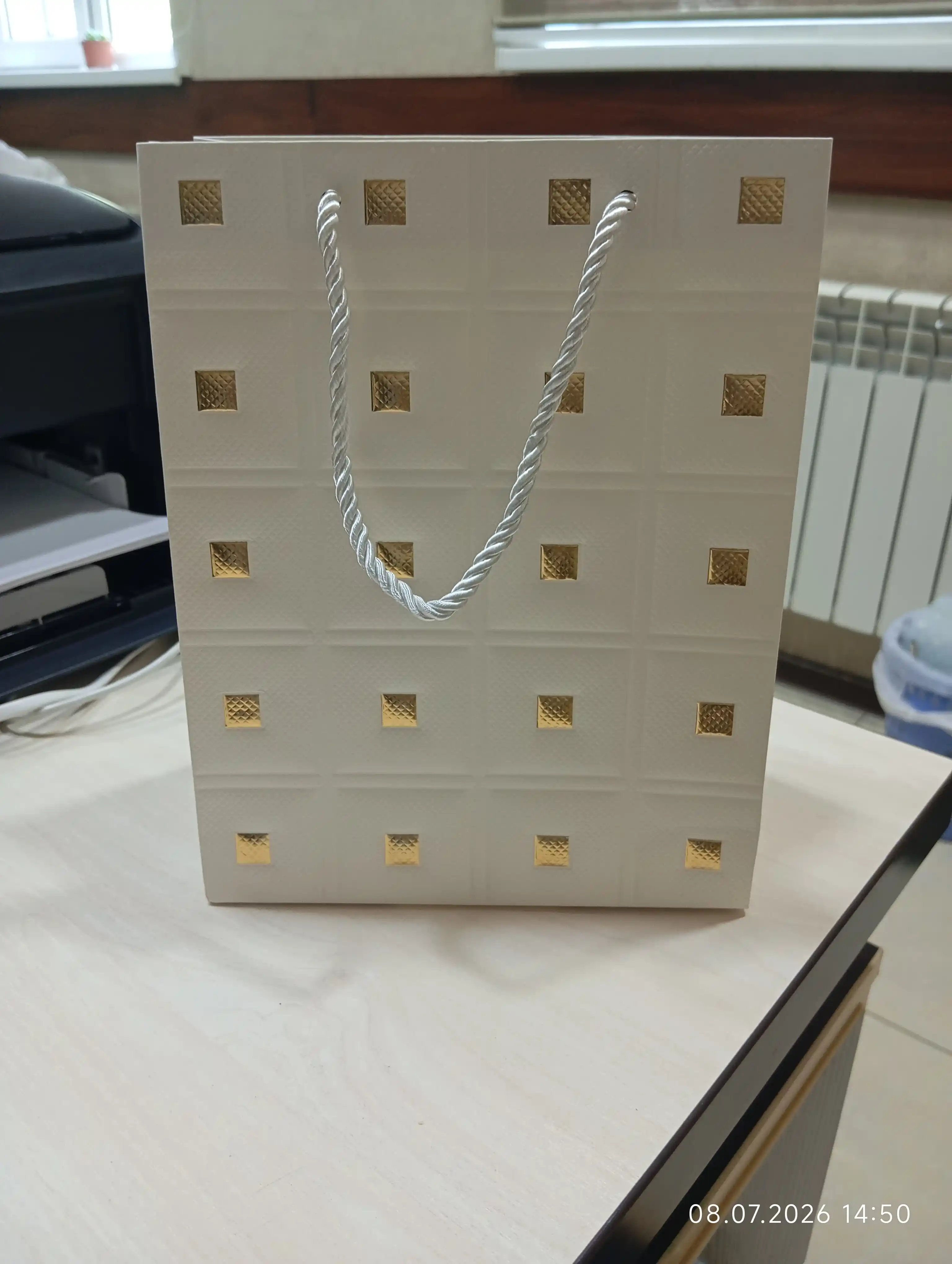 Sovg‘a sumkasi – sovg‘a uchun bezakli paket, turli rang va o‘lcham