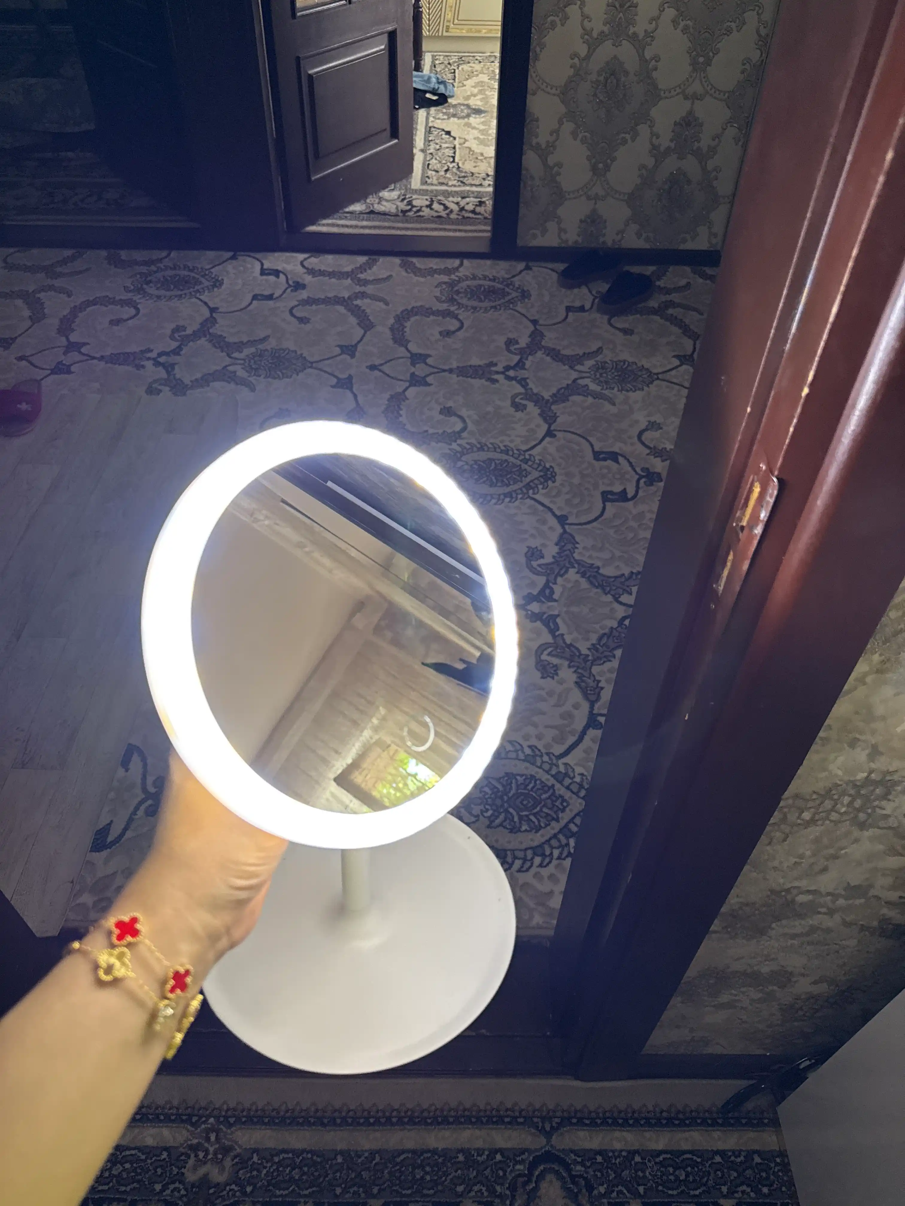 Kosmetik ko‘zgu, ikki tomonlama ko‘zgu, kattalashtiruvchi ko‘zgu, LED yoritgichli ko‘zgu