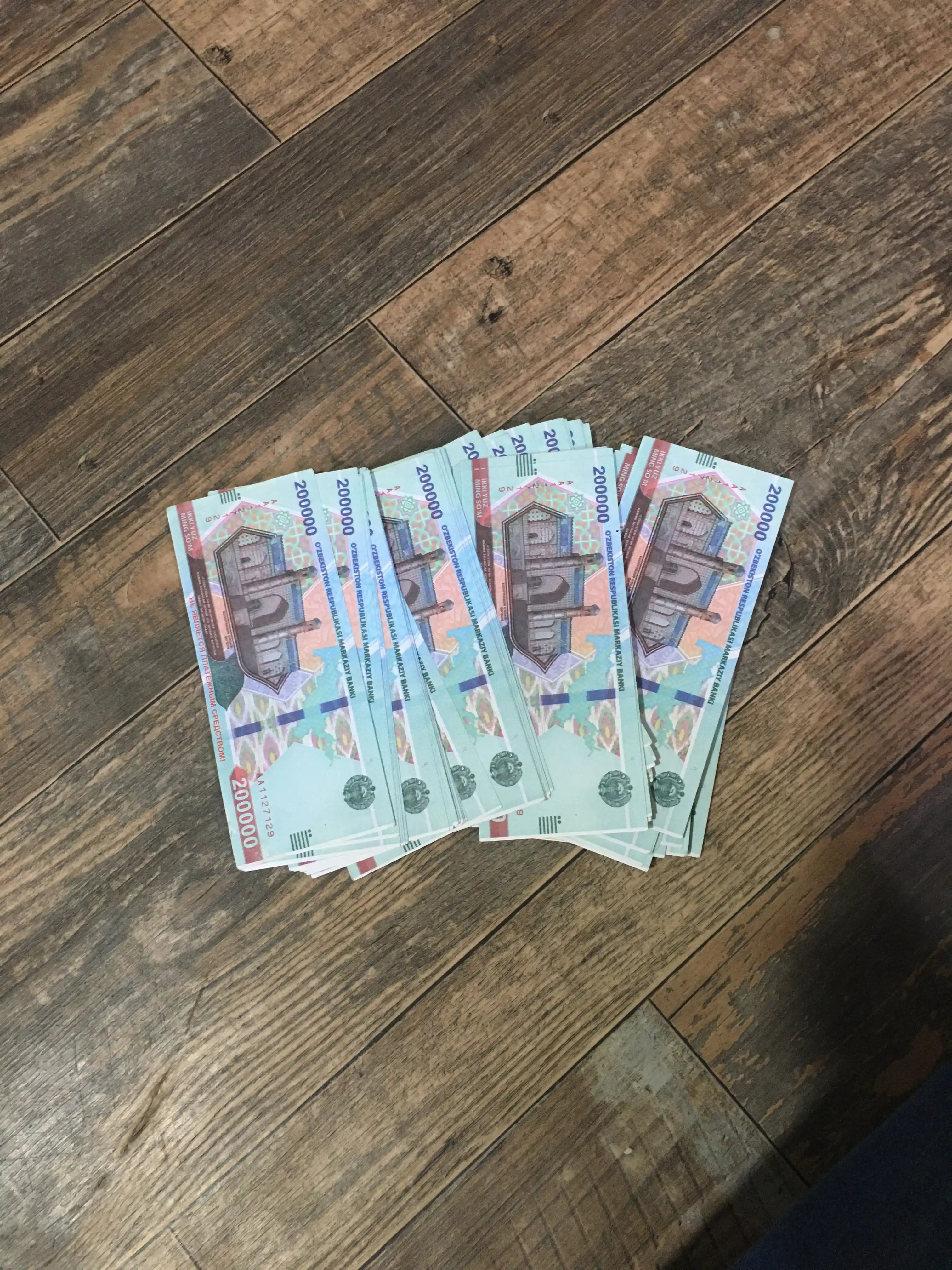 Suvenir pullar, so‘m kupyuralari, 50 ming, 100 mimg, 200 ming