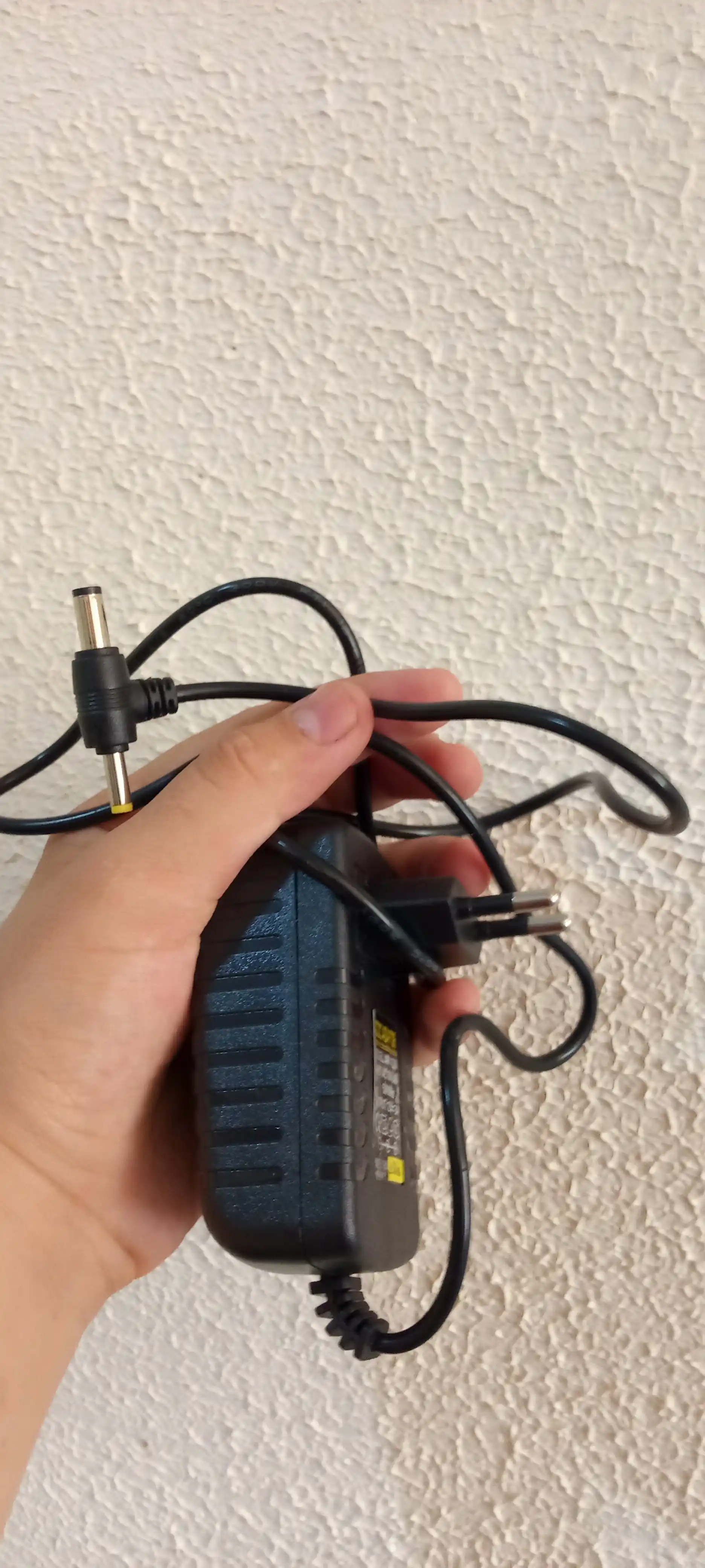Universal quvvat bloki 5V / 6V / 9V / 12V, 2A, qo‘sh T-shteker 5.5×2.5 va 4.0×1.7 mm