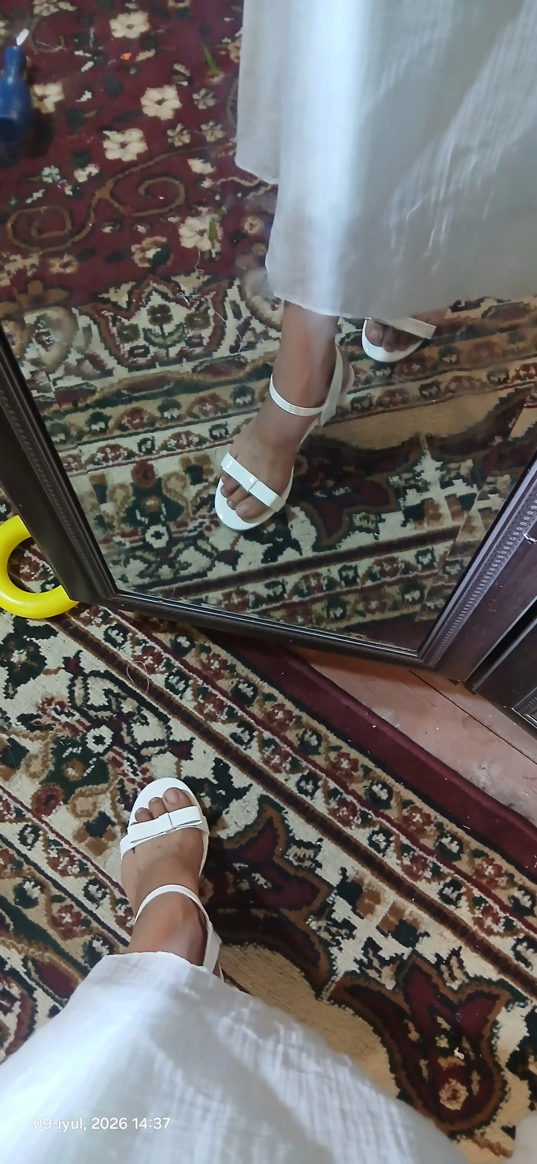Ayollar bosonojkalar, poshnali bosonojkalar, elegant baland poshnali yozgi tufli