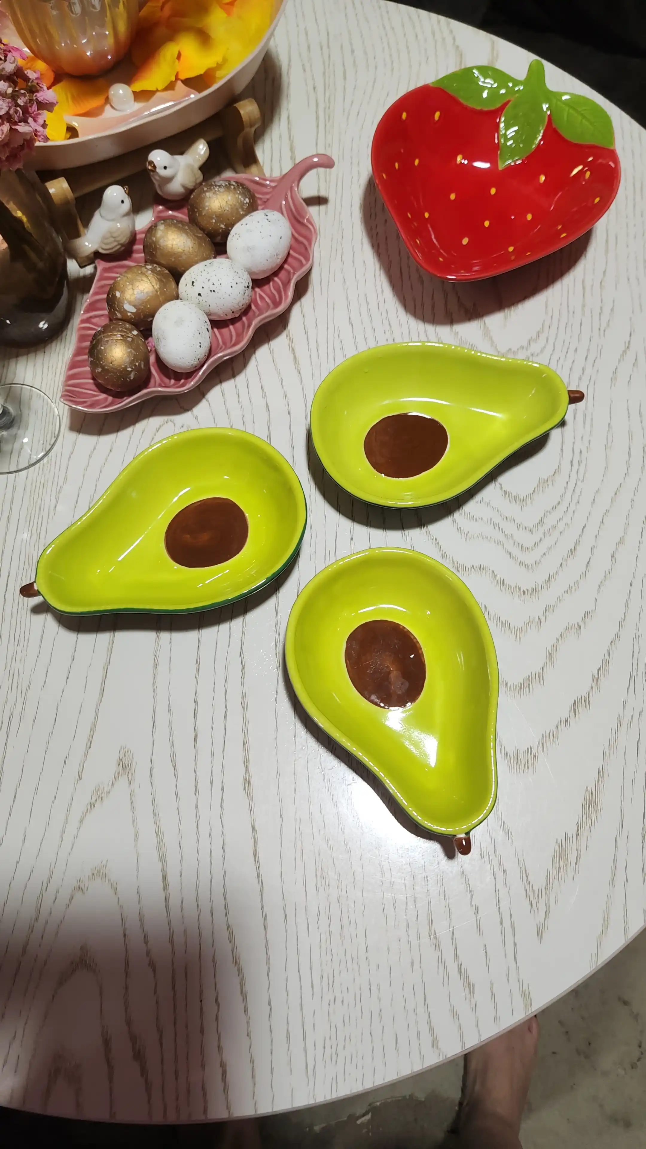 "Avokado" shaklidagi kichik keramik sousnik, 16 sm. Yong'oq, sous va sneklar uchun idish